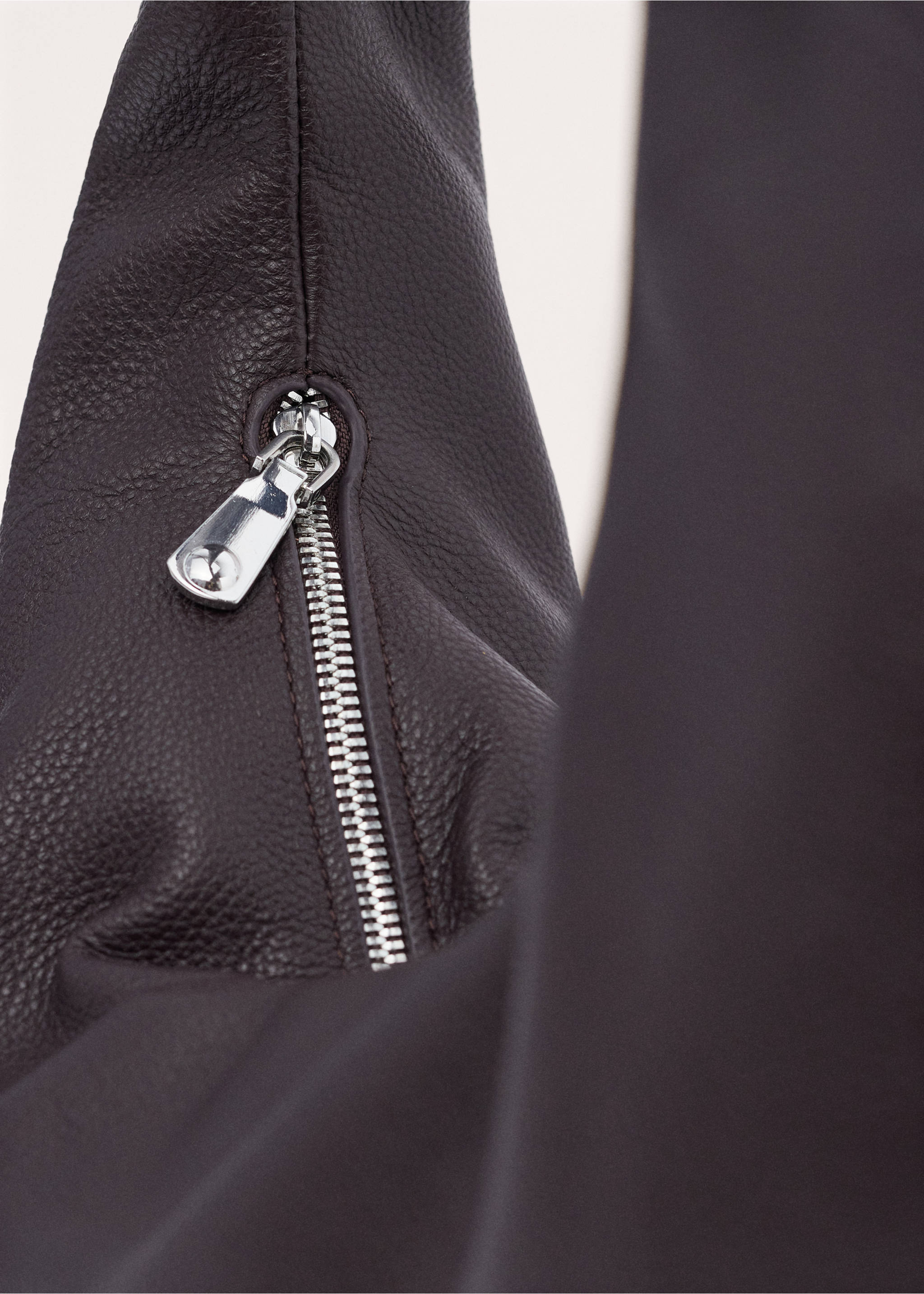 Oval leather shoulder bag - Details of the article 1, Burgundy. Ref: 27084449-00.