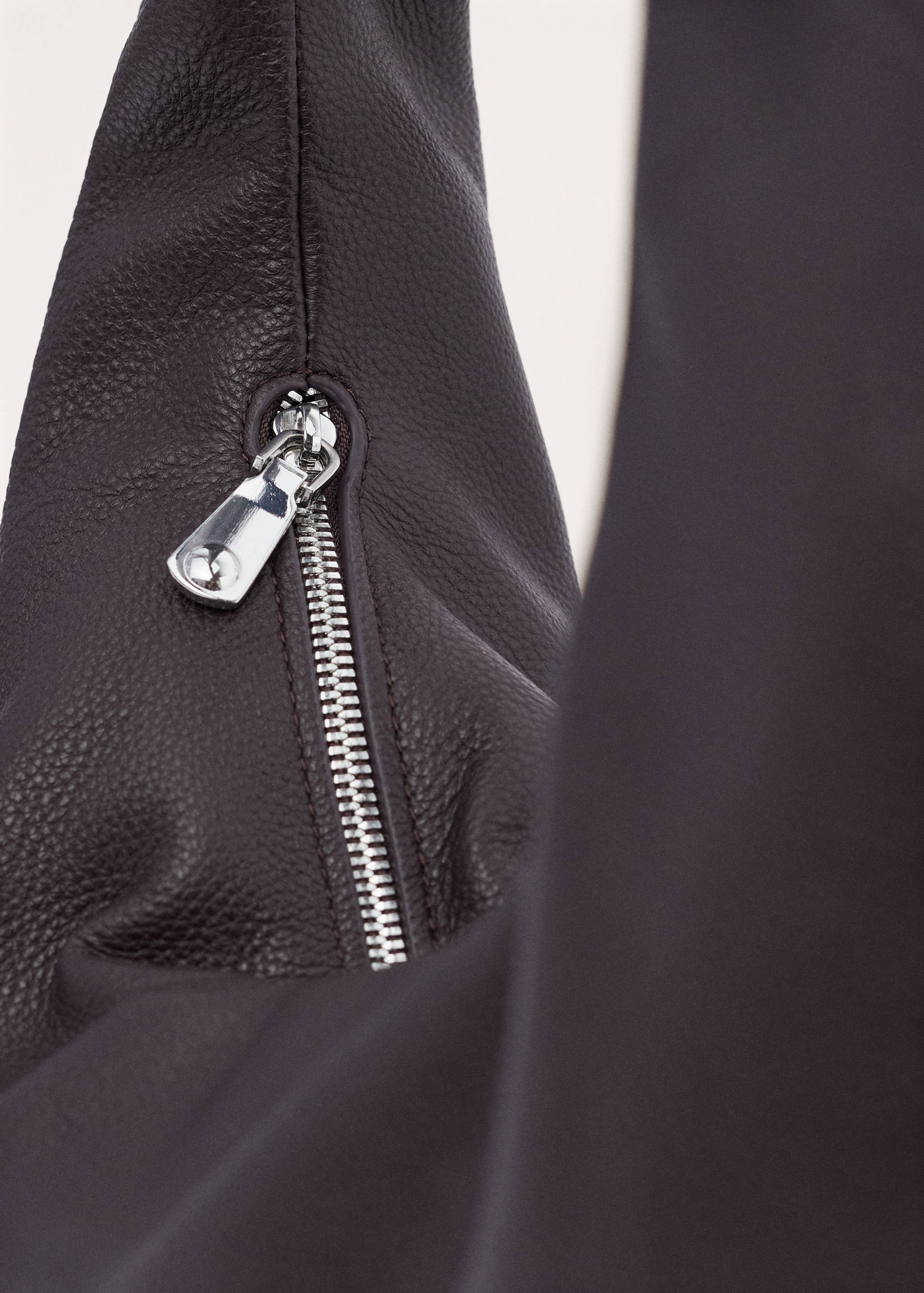 Oval leather shoulder bag - Details of the article 1