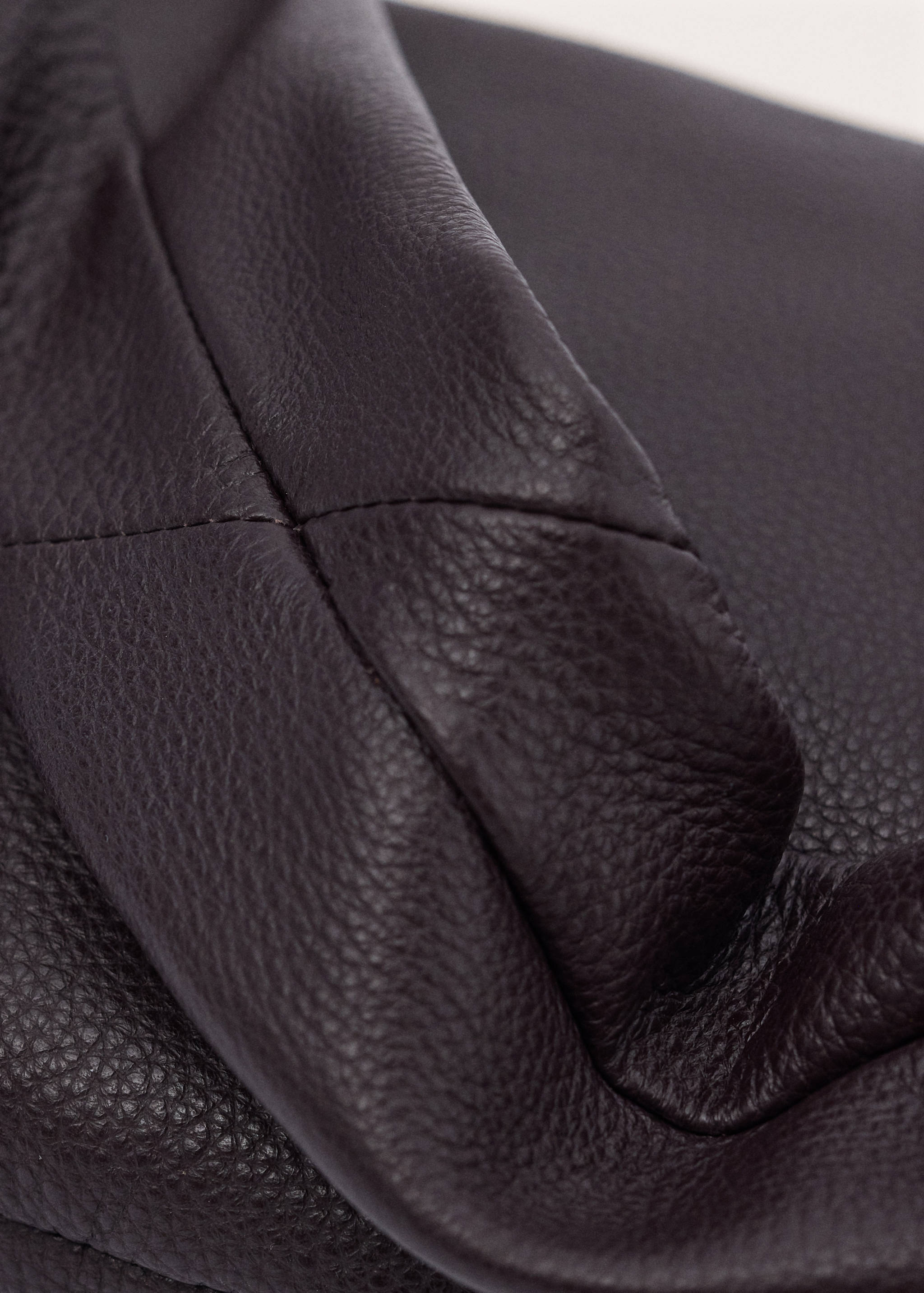 Oval leather shoulder bag - Details of the article 2