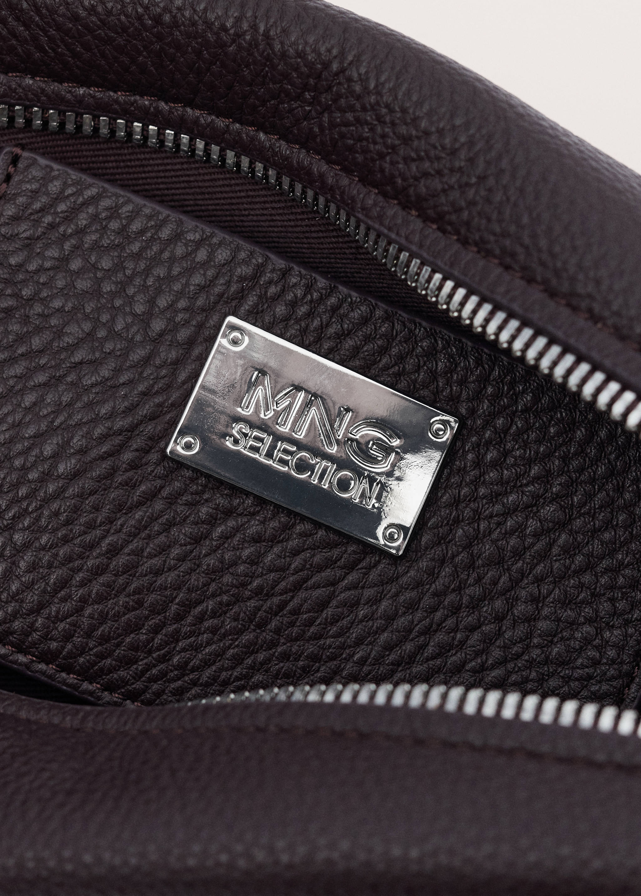 Oval leather shoulder bag - Details of the article 3