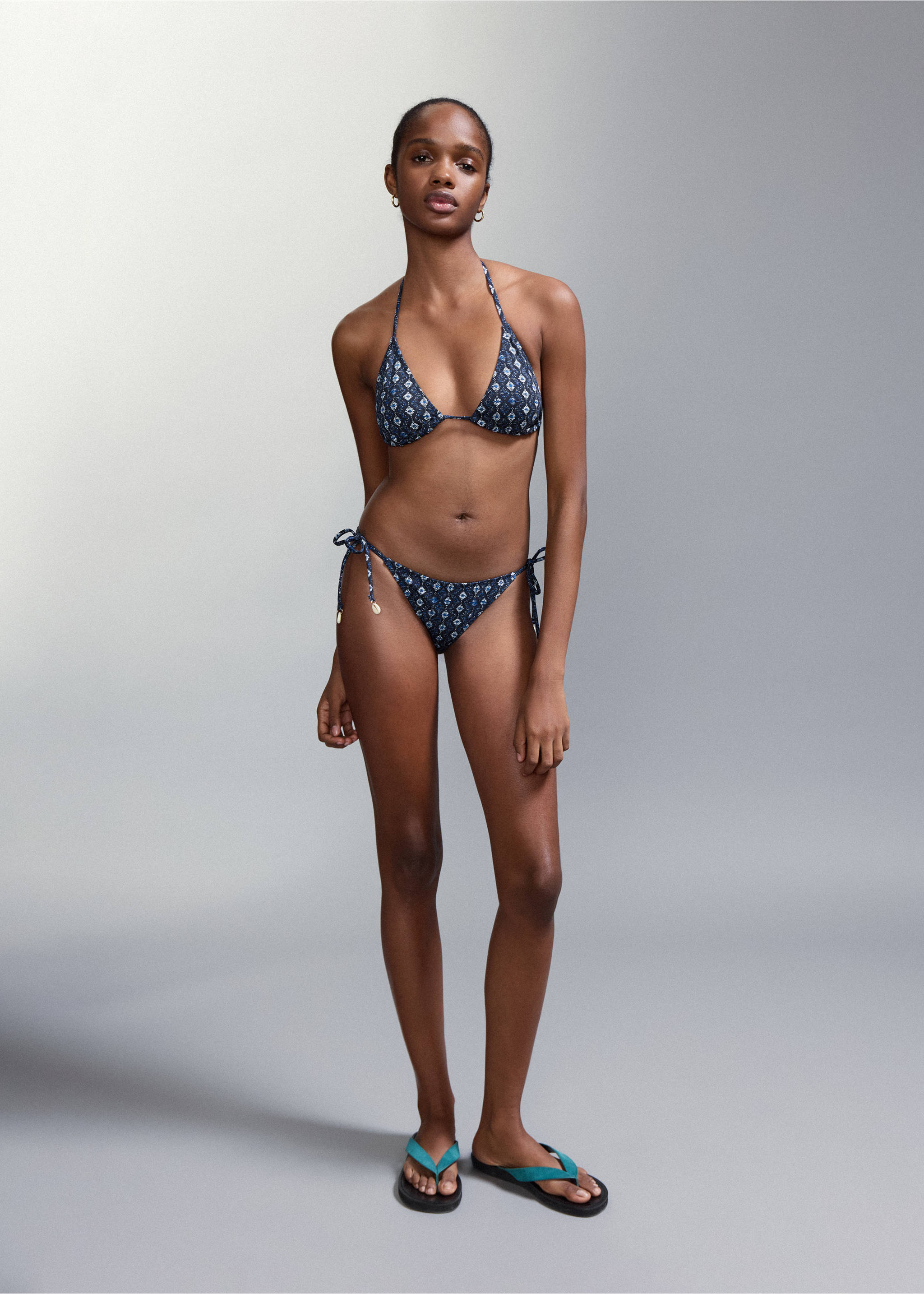 Щампован бански от две части със средно изрязана долна част - Данни за артикула 2, Наситено тъмносиньо. Ref: 27084768-00.