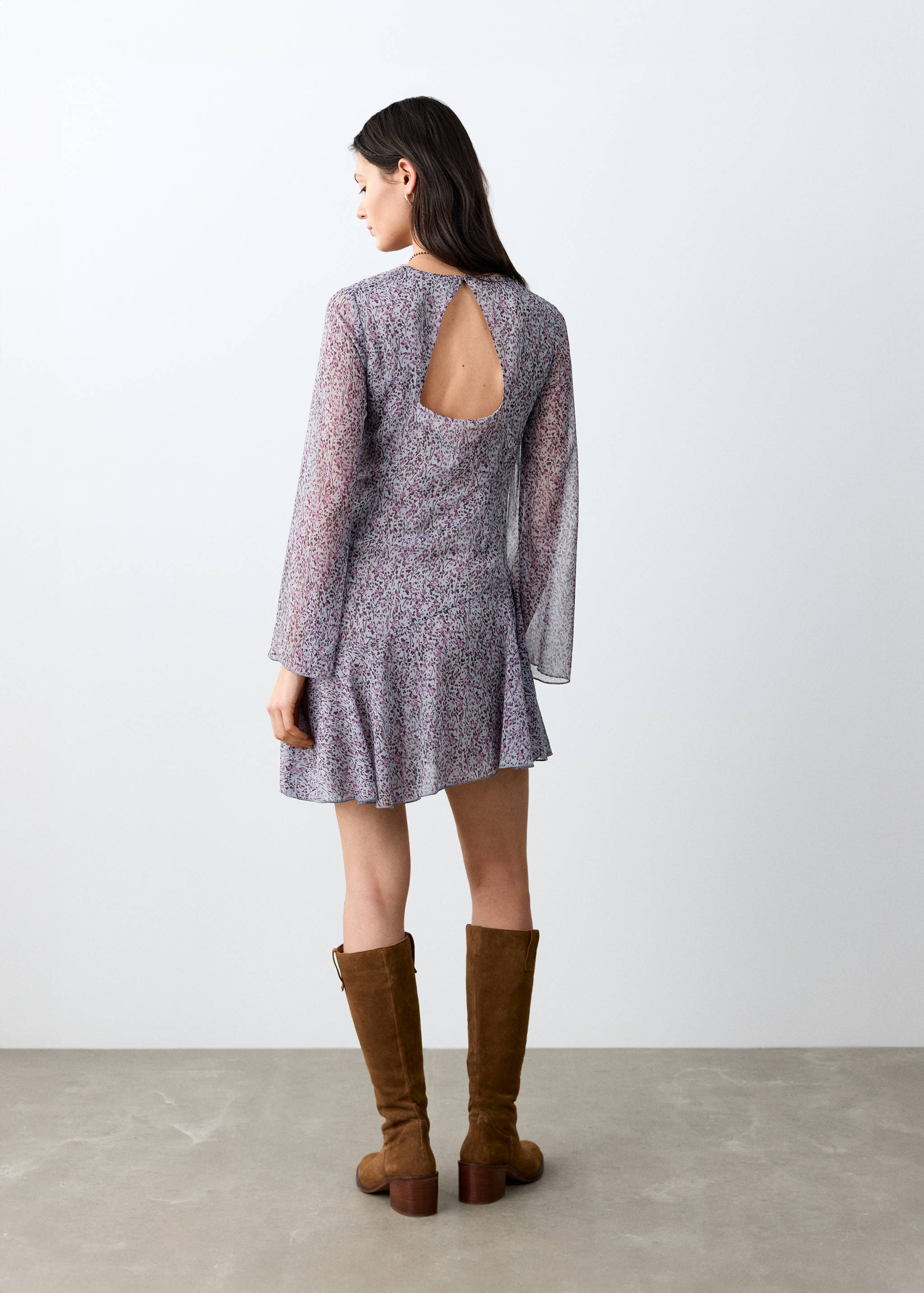 Gemustertes Kleid mit Cut-Out am Rücken - Rückseite des Artikels