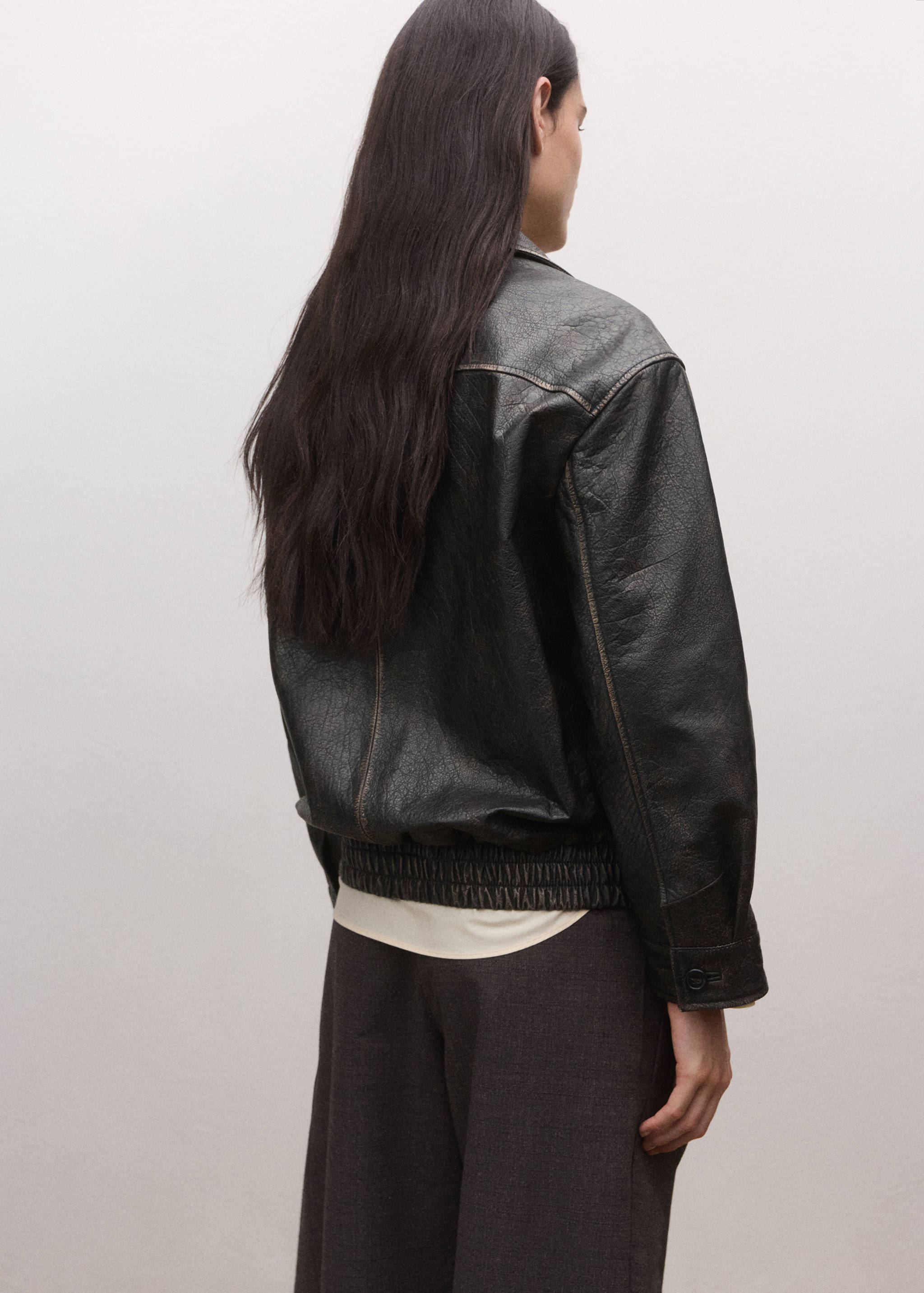 Oversized leather jacket with lapels - Reverse of the article