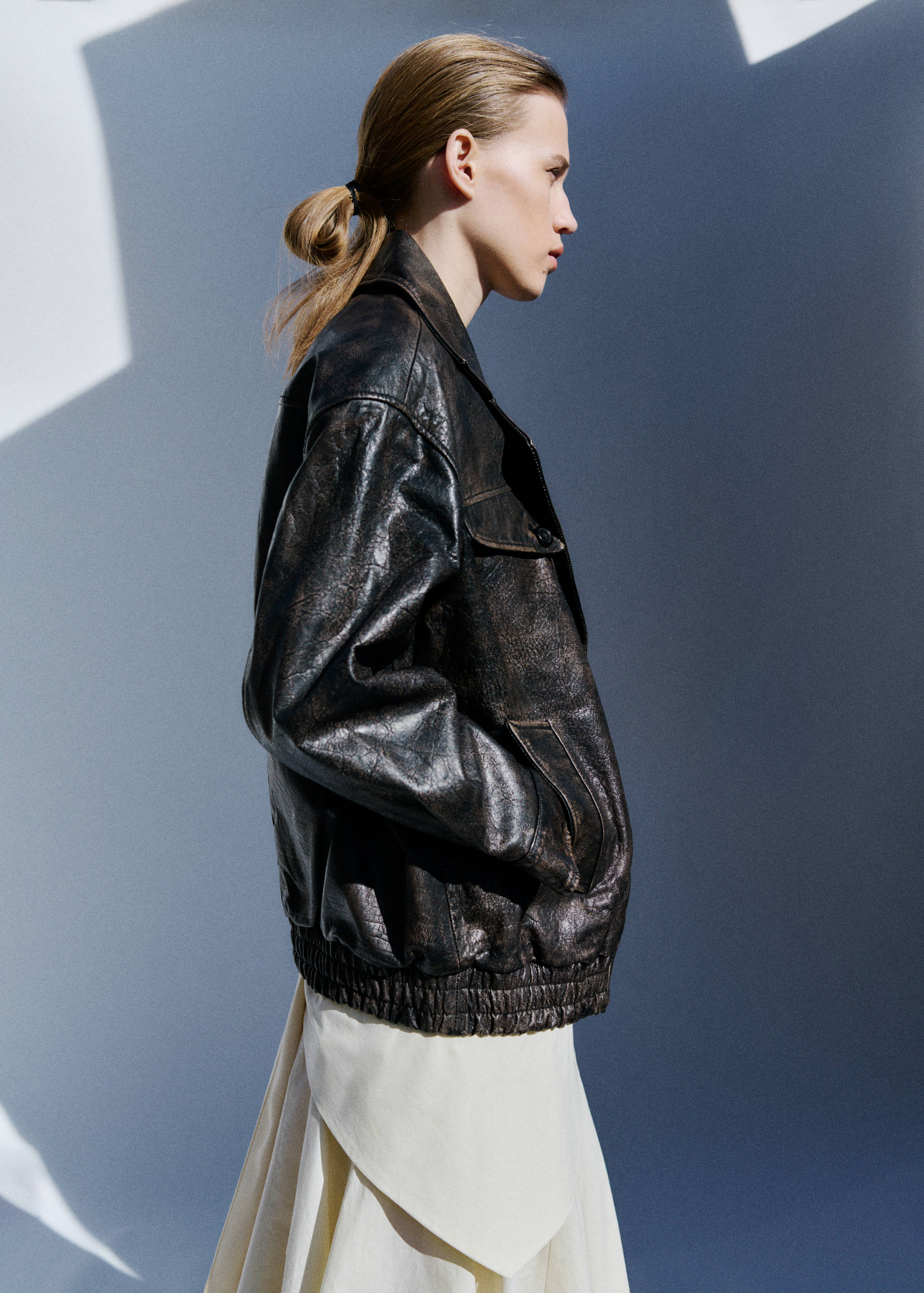 Veste en cuir oversize à rabat - Plan moyen