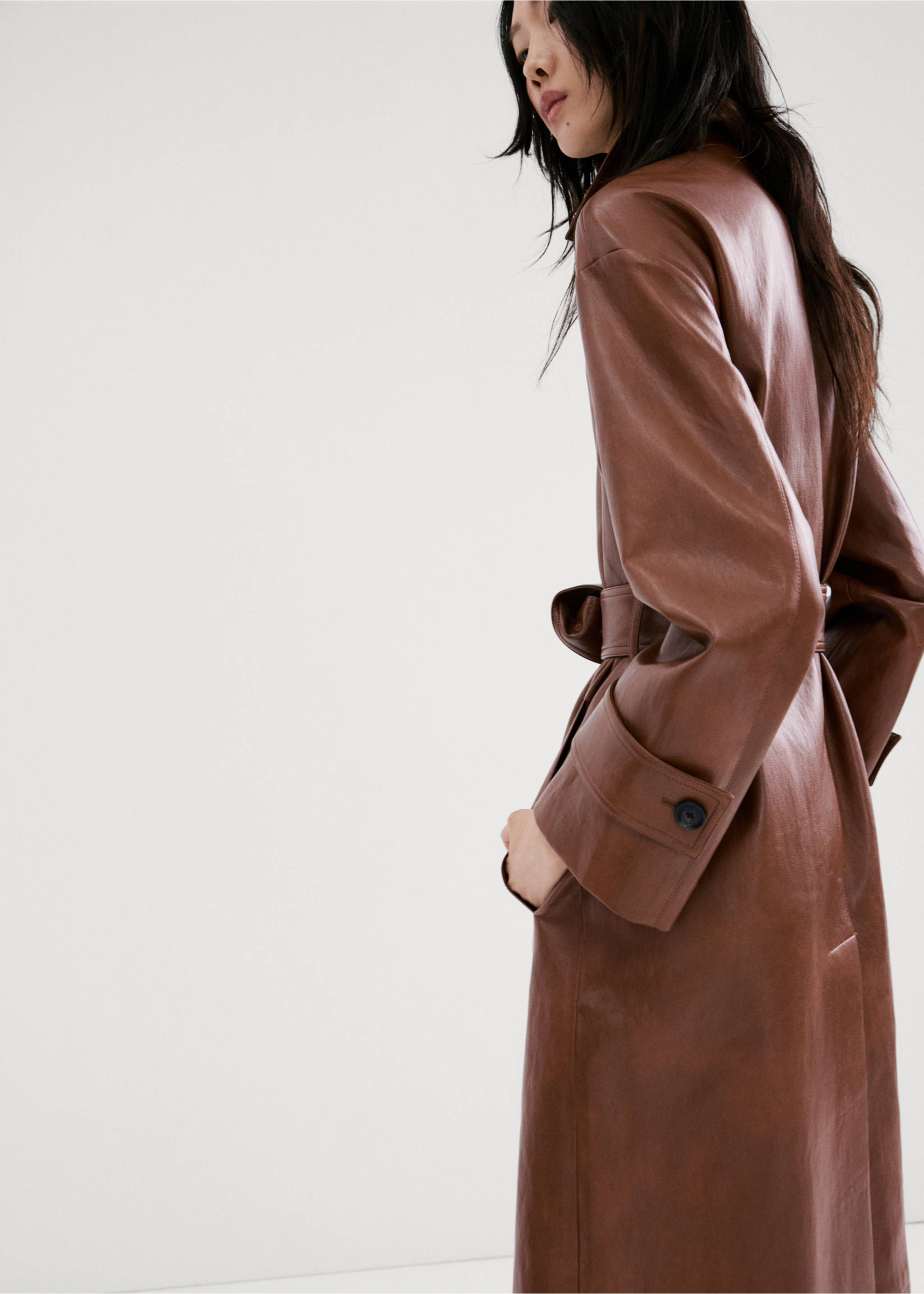 Long faux-leather trench coat with belt - Reverse of the article, Brown. Ref: 27084773-00.