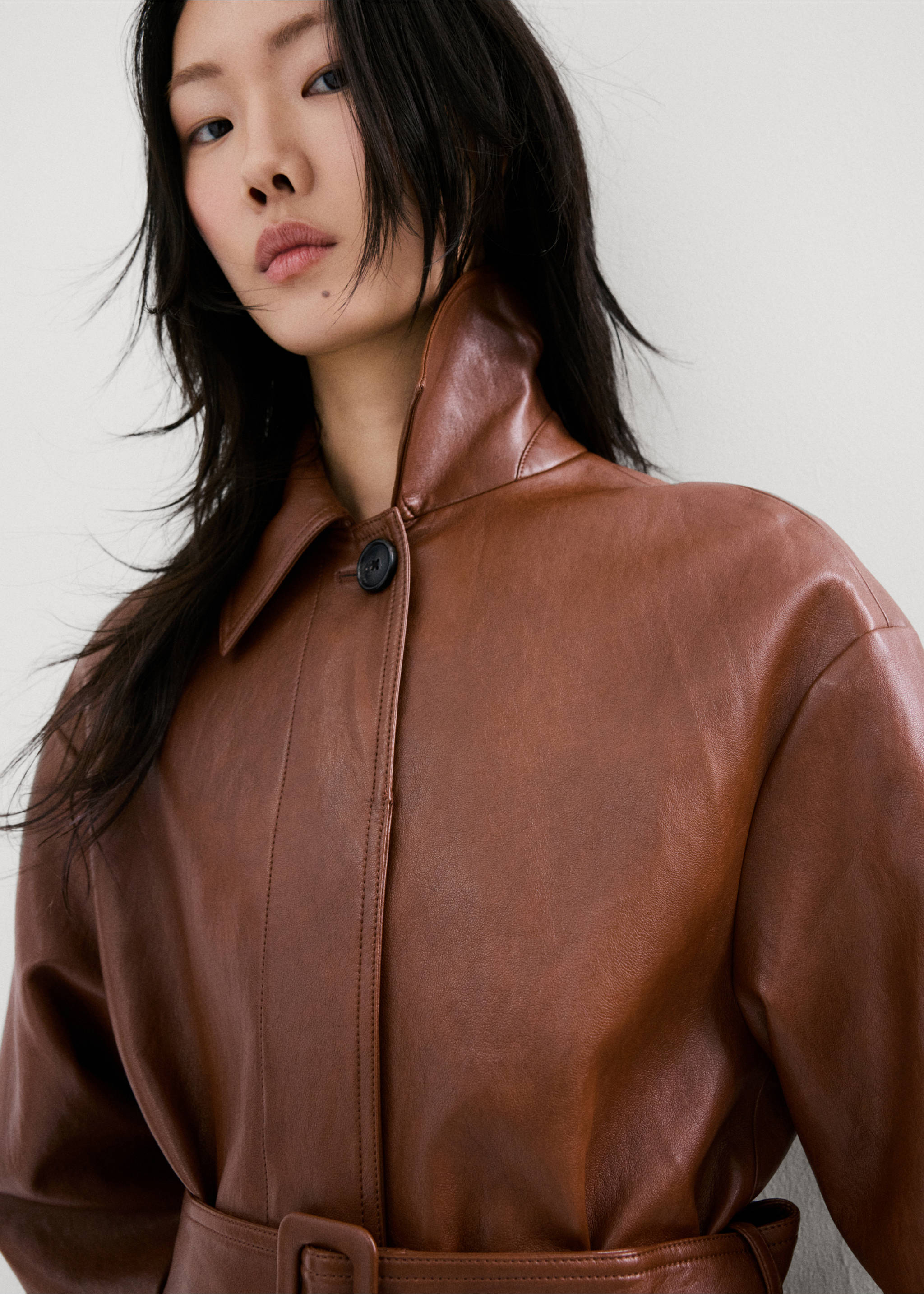 Long faux-leather trench coat with belt - Details of the article 2, Brown. Ref: 27084773-00.