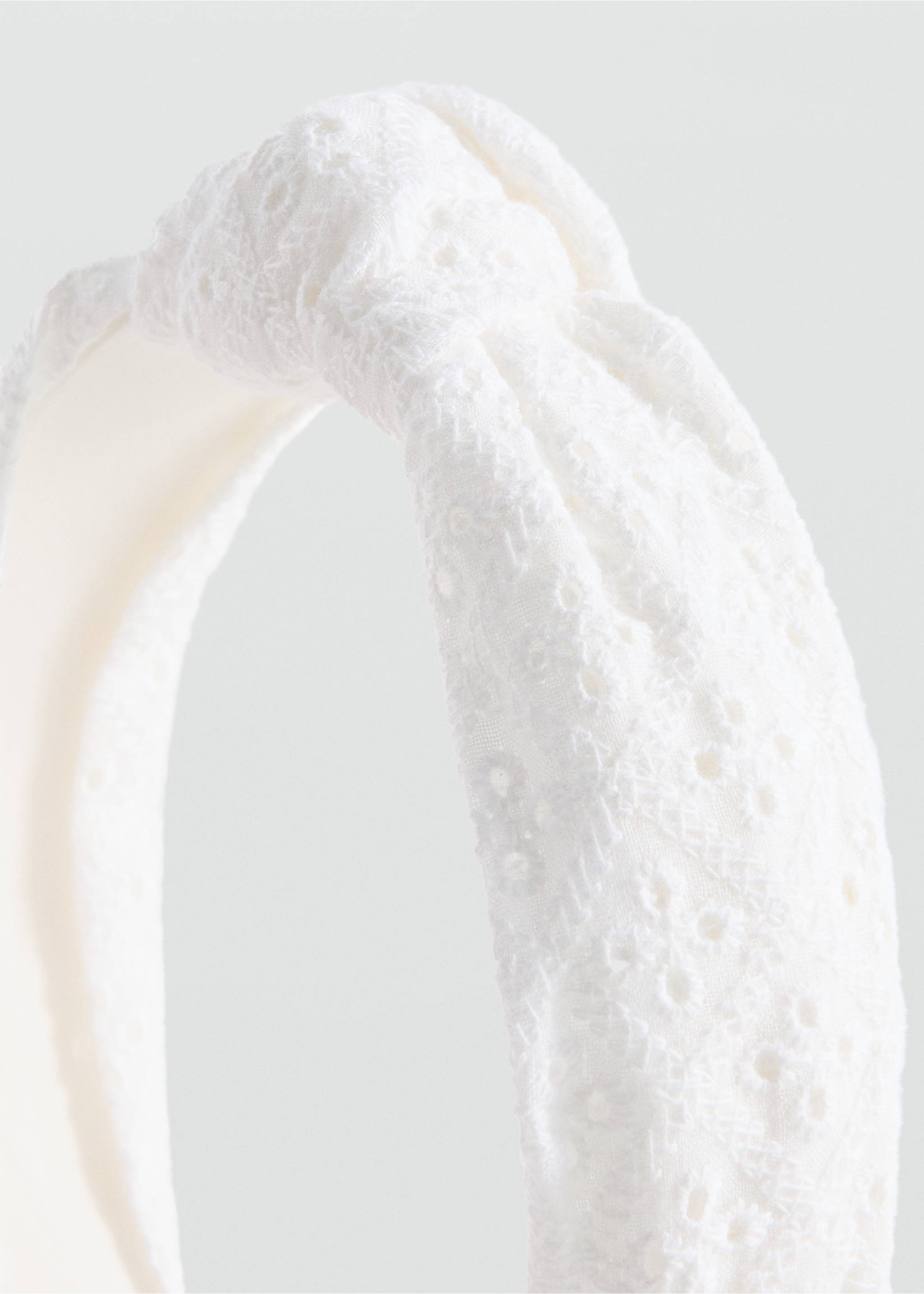 Brodert diadem i bomull - Halvtotal bildeutsnitt, Hvit. Ref: 27084781-00.