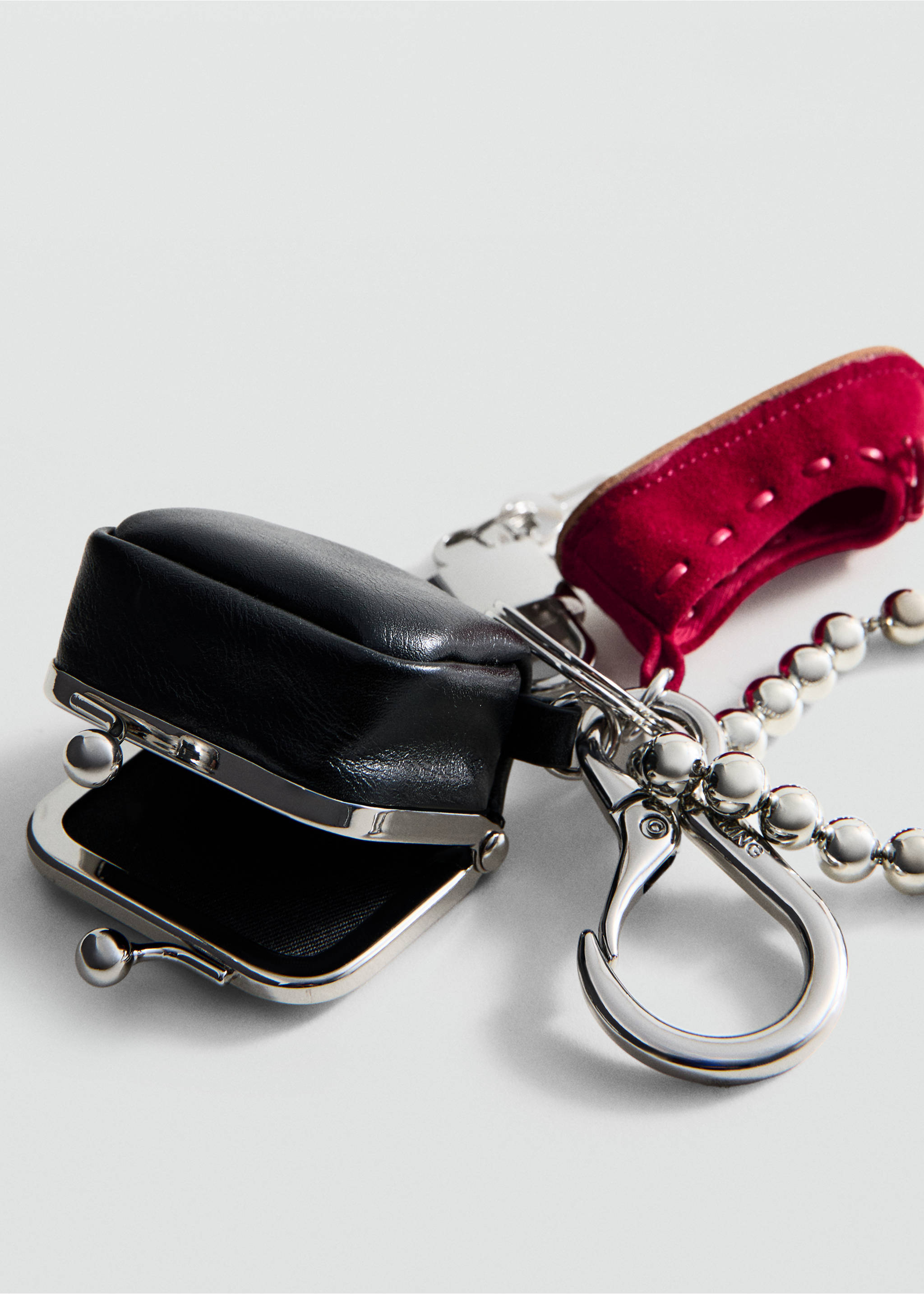 Porte-clés breloques - Plan moyen, Rouge. Ref: 27084785-00.