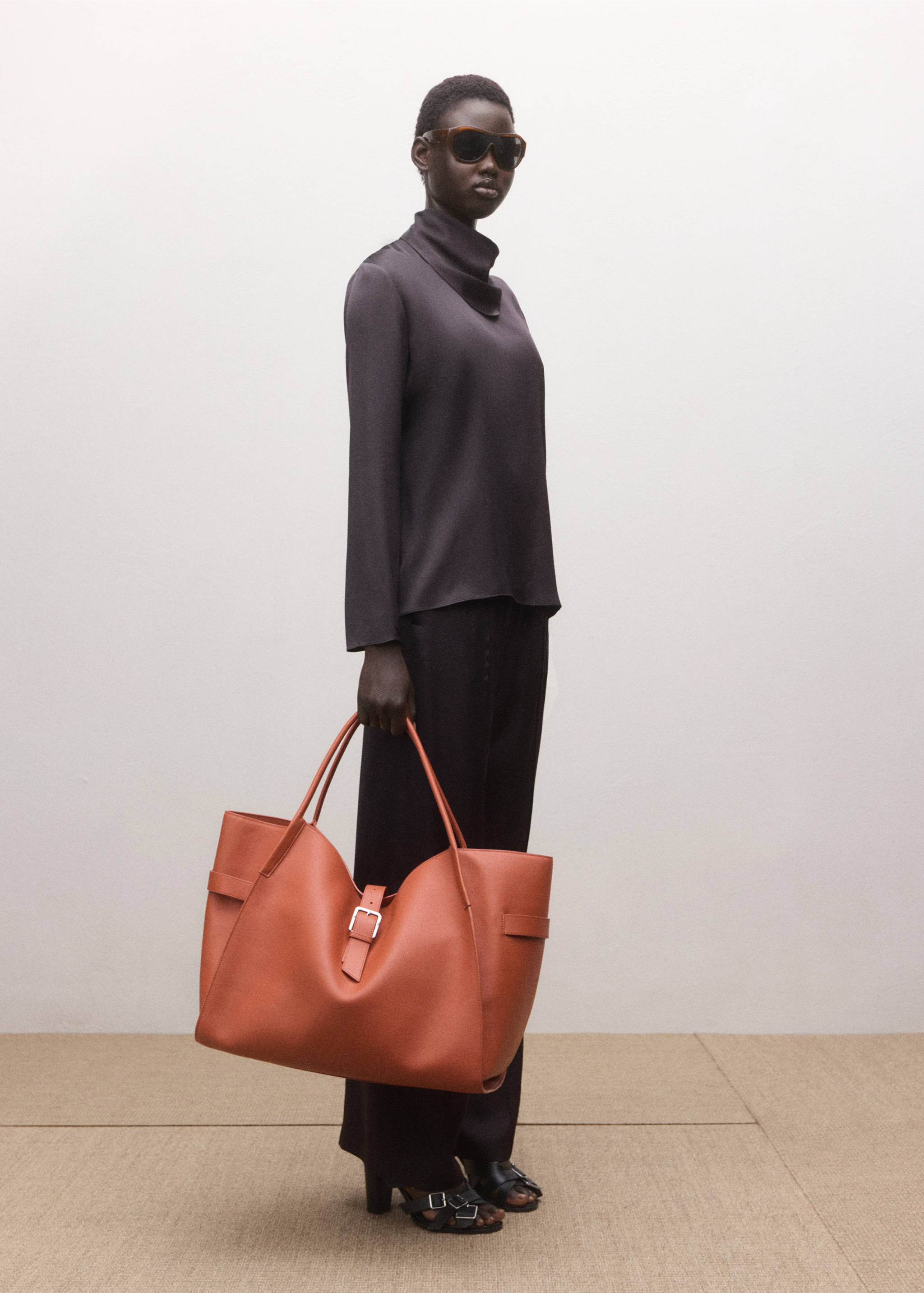 Blusa acetinada de gola com dobra - Plano geral