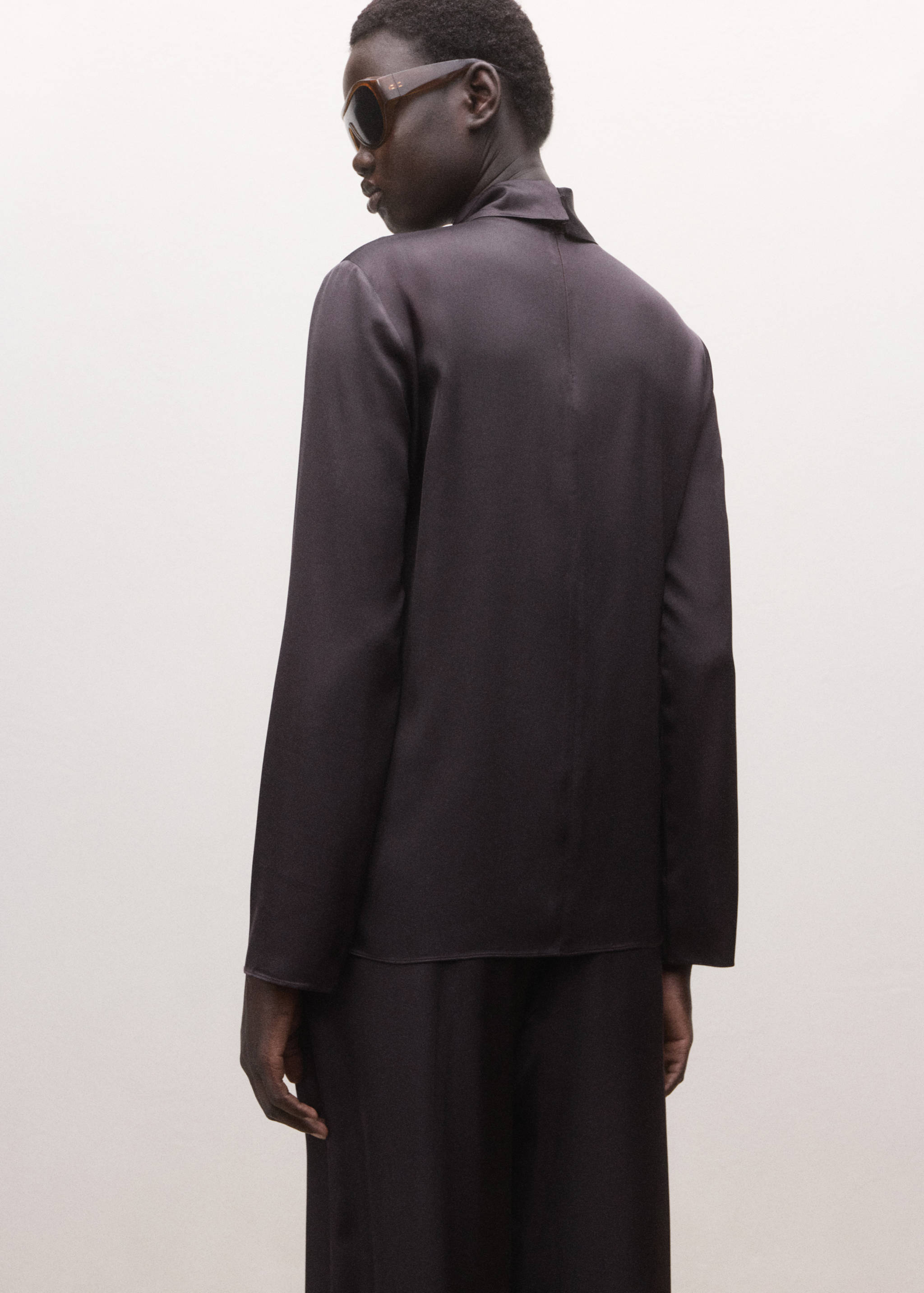 Blusa acetinada de gola com dobra - Verso do artigo