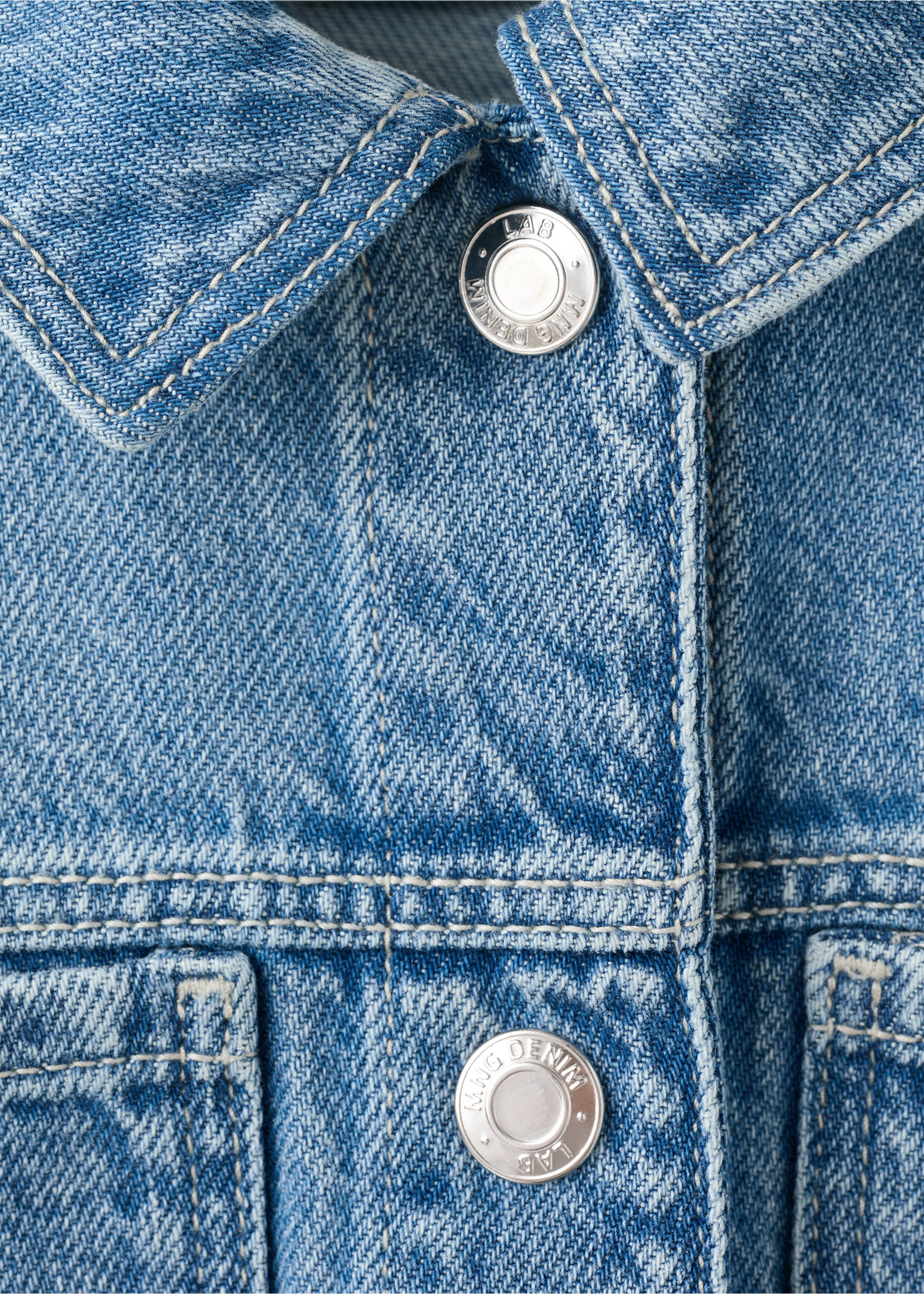 Denim jacket with floral detail - Details of the article 8, Medium Blue. Ref: 27085144-00.