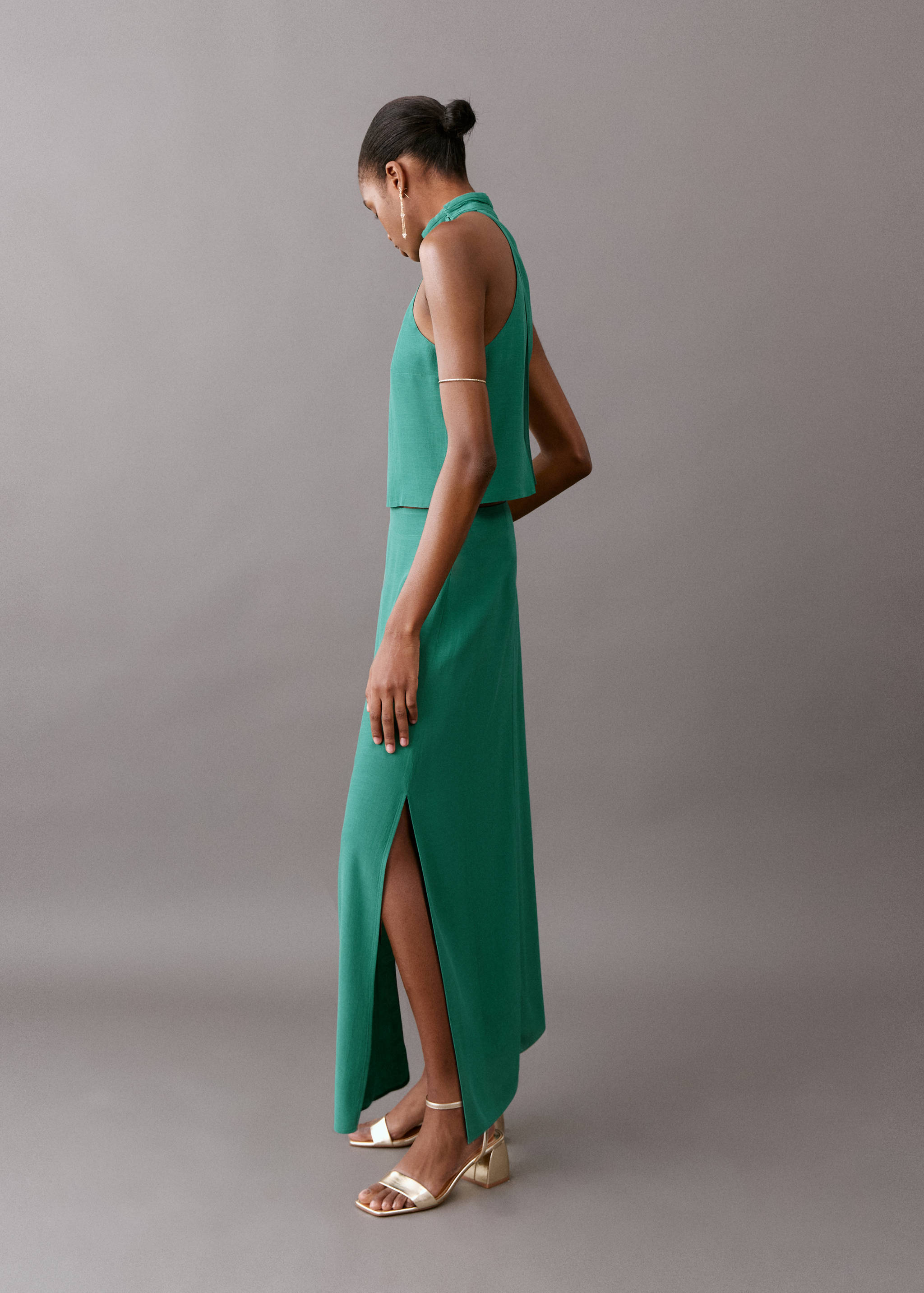 Длинная юбка с боковым разрезом - Средний план