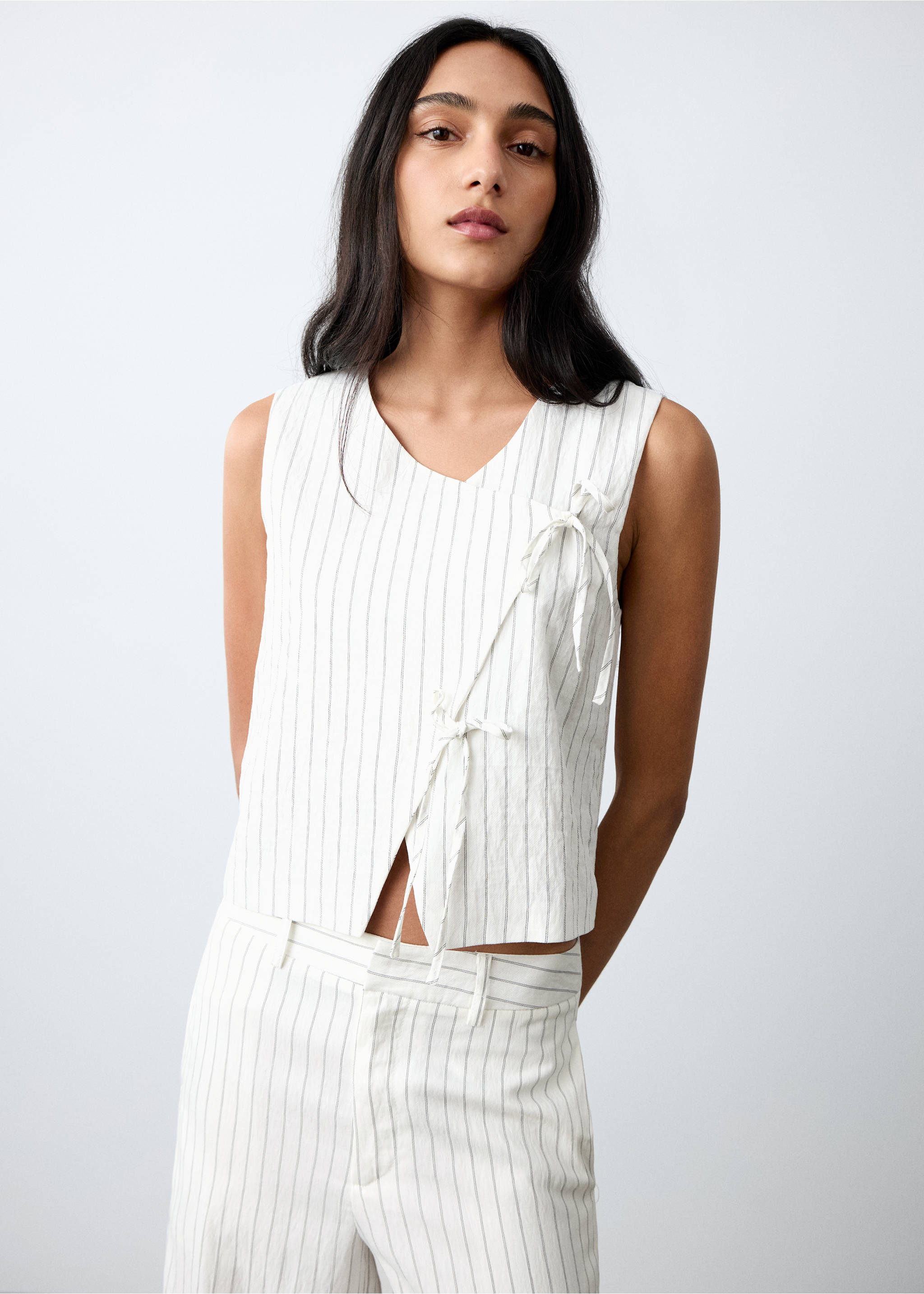 Striped gilet with tie fastening - Medium plane, Off White. Ref: 27085816-00.