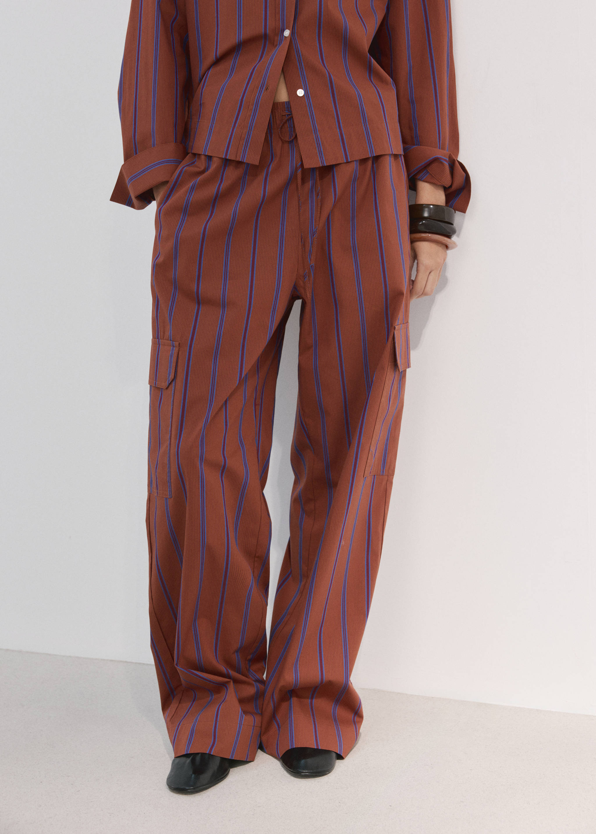 Pantalón cargo bolsillos laterales - Plano medio