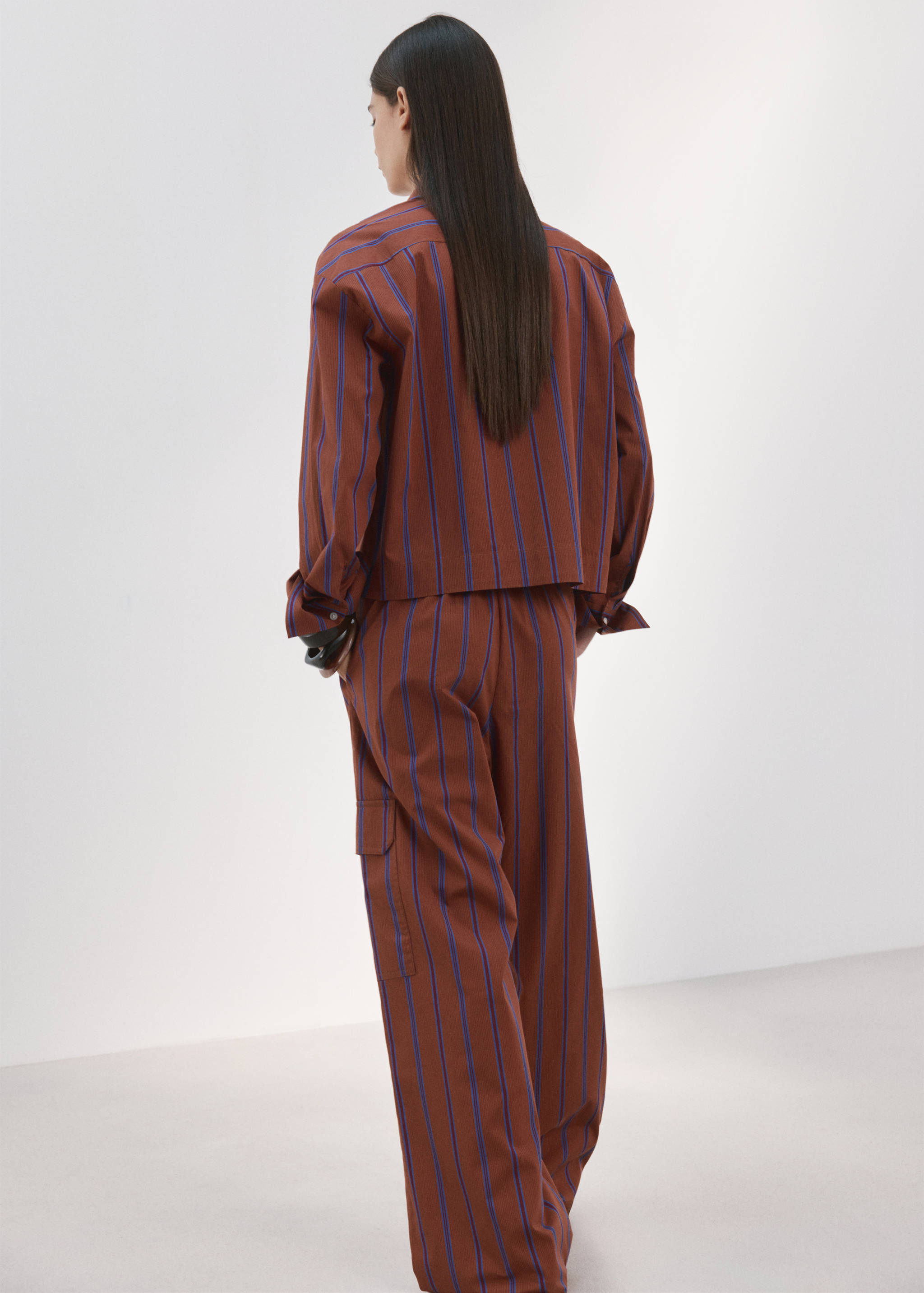 Pantalón cargo bolsillos laterales - Reverso del artículo