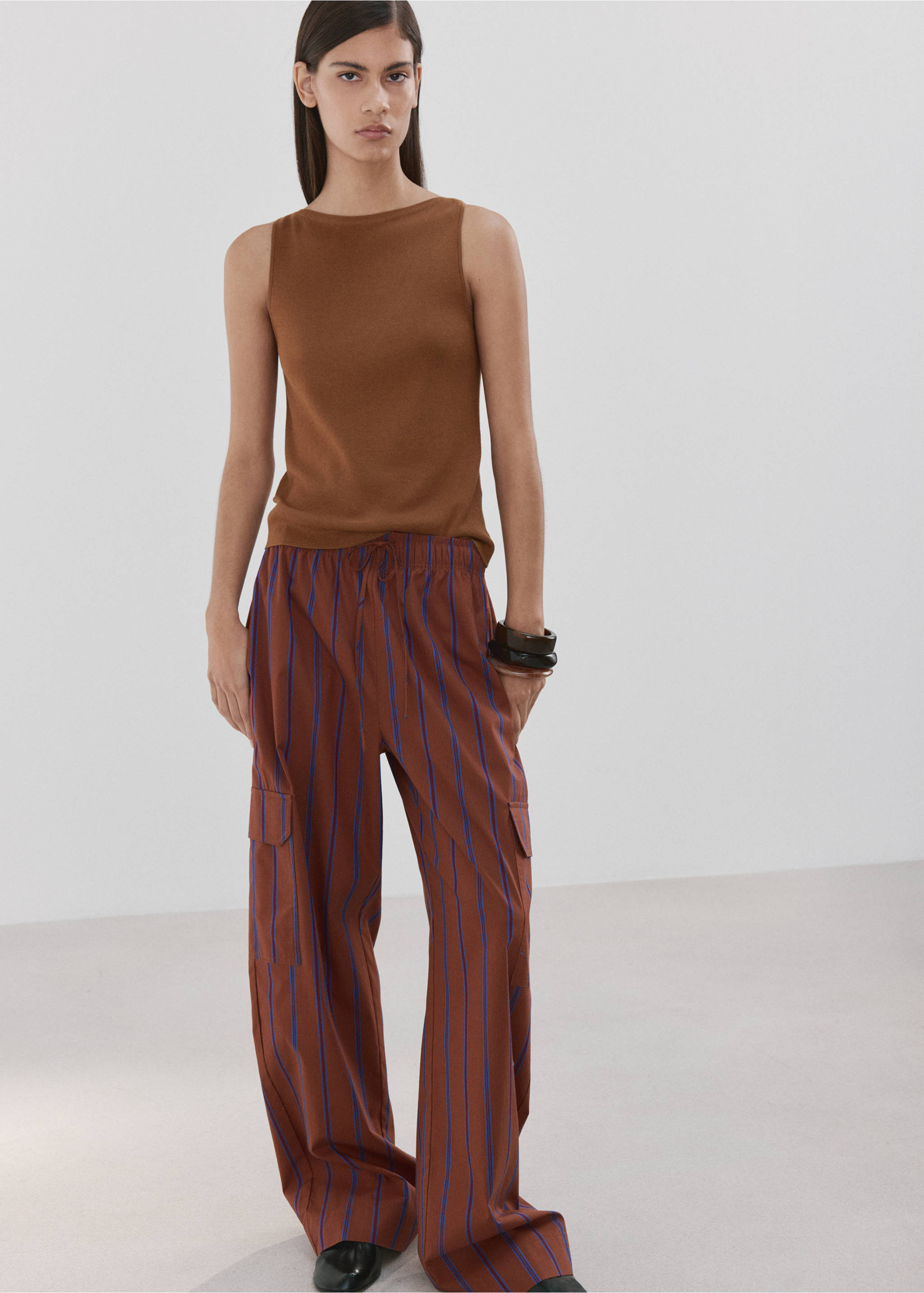 Pantalón cargo bolsillos laterales - Detalle del artículo 2, Rojo anaranjado. Ref: 27085828-00.