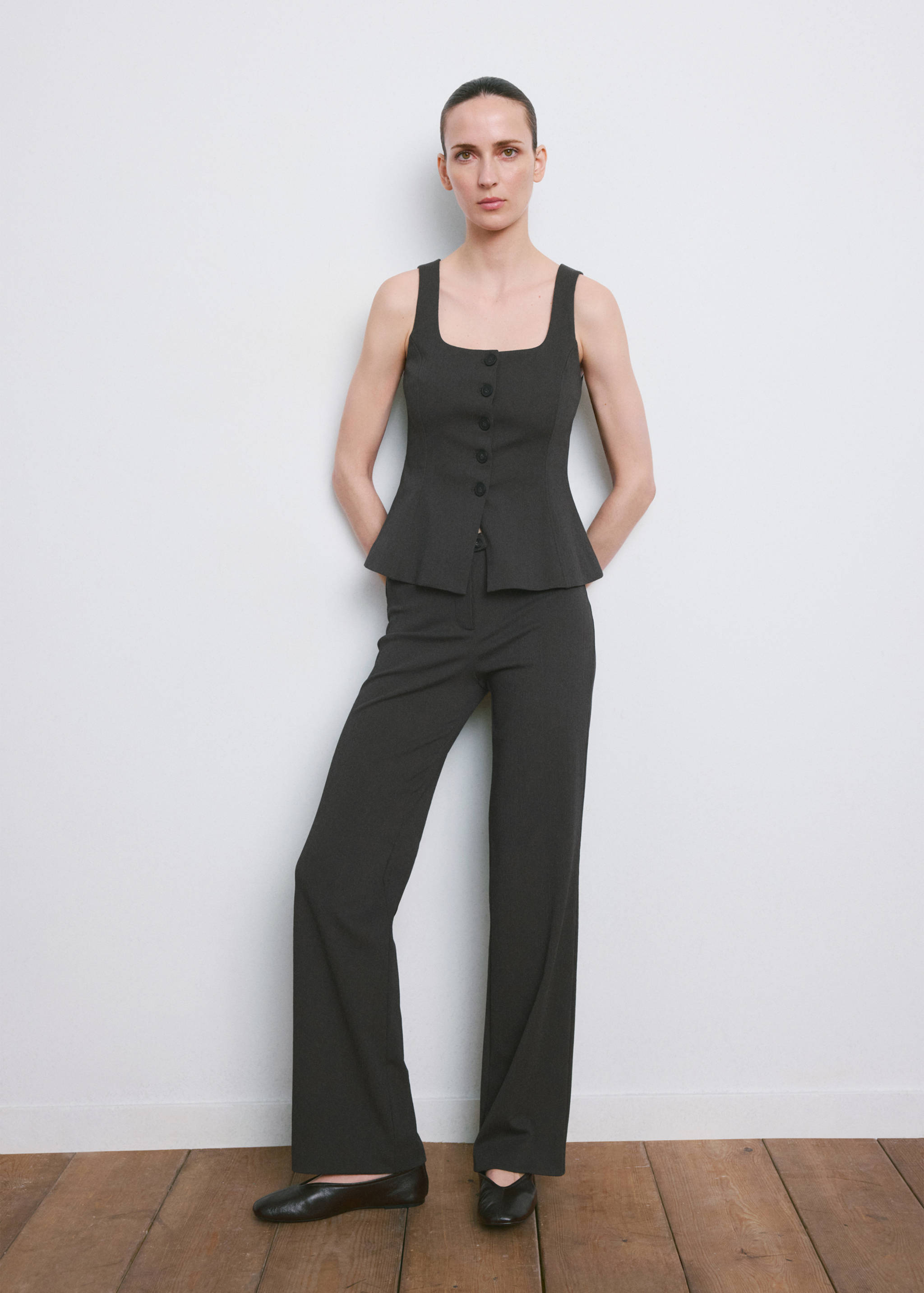 Pantalón recto tiro medio - Plano general