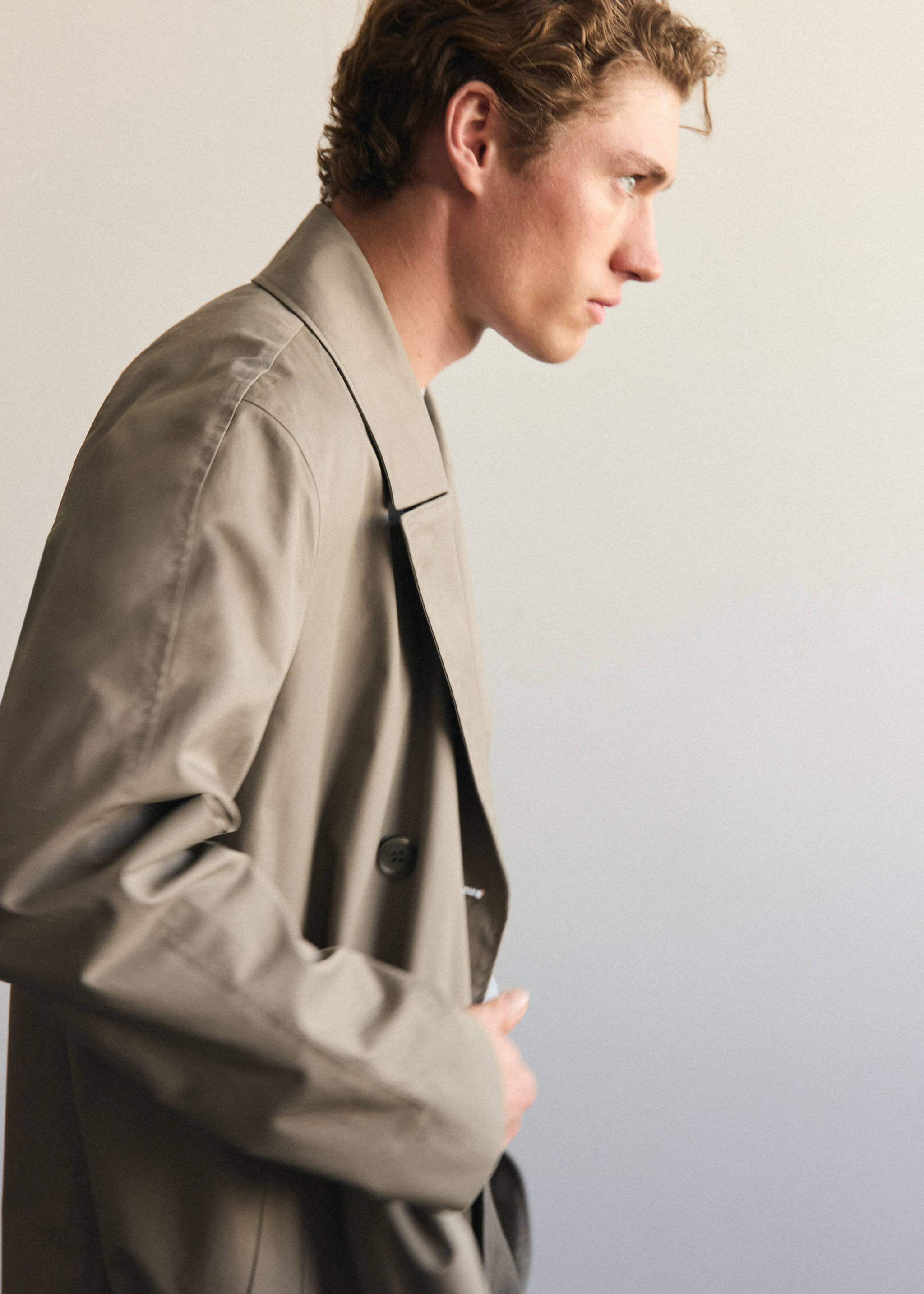 100% cotton gabardine regular fit - Details of the article 5, Medium Brown. Ref: 27085927-02.