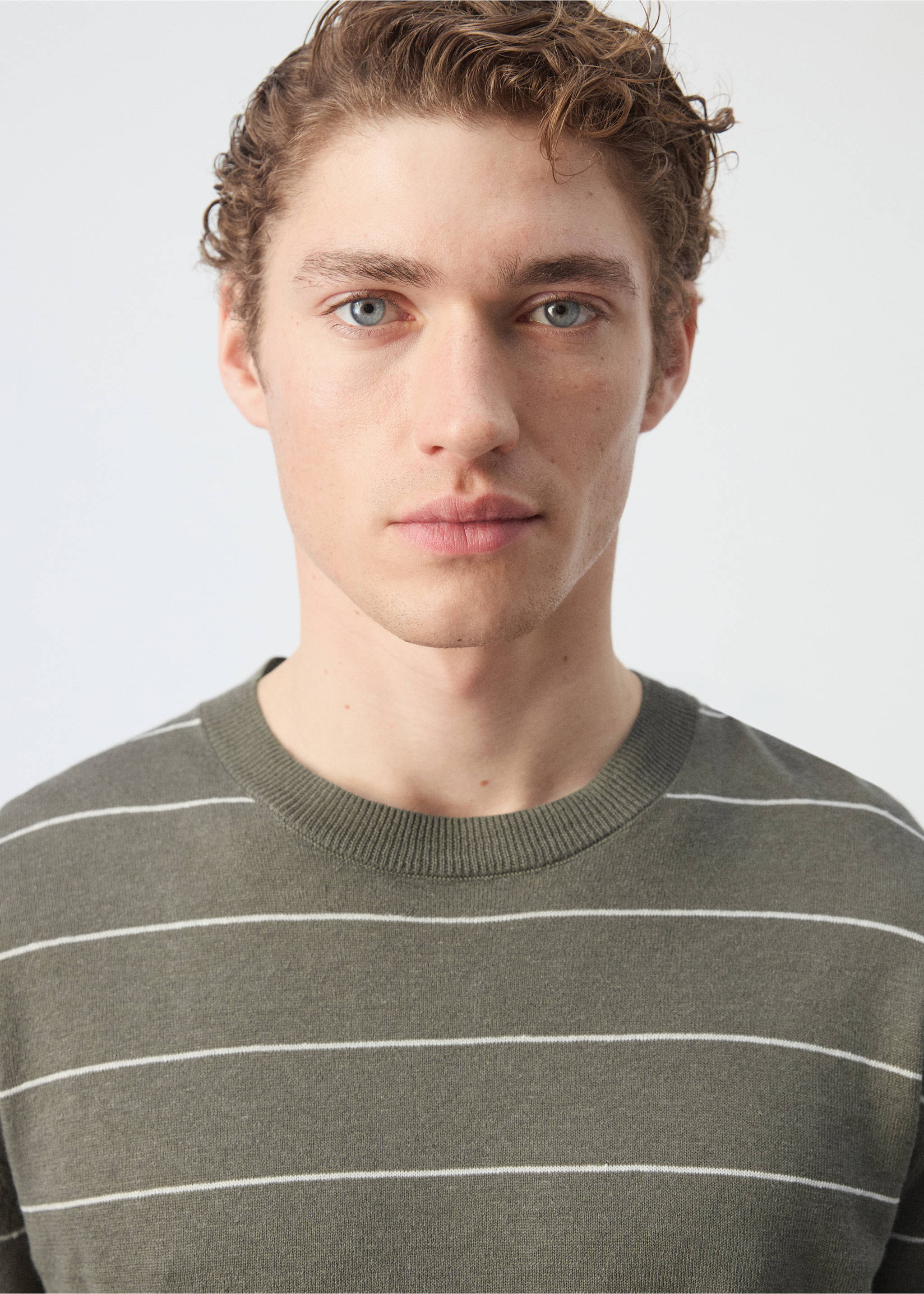 Тонкий трикотажный свитер из смеси льна в полоску - Деталь изделия 1, Коричневый средний. Ref: 27085938-01.