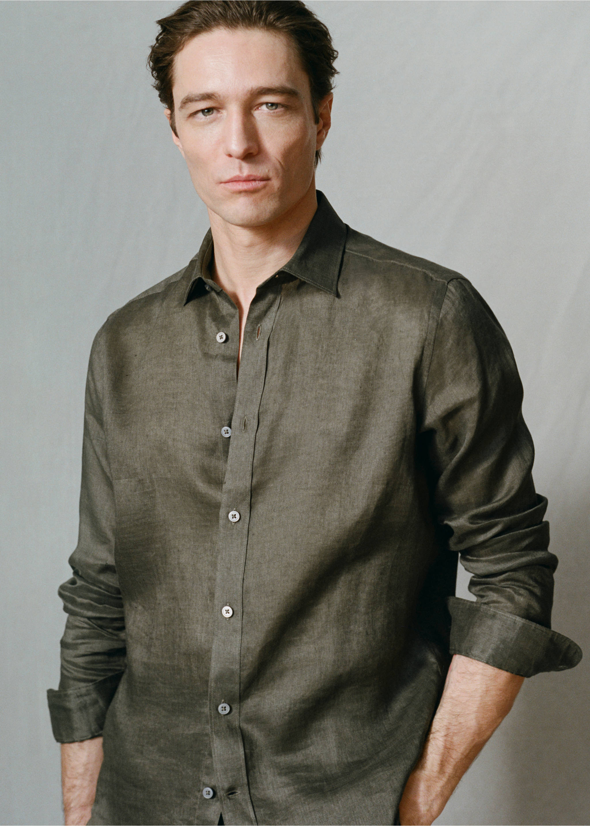 Regular-fit 100% linen shirt - Details of the article 5, Medium Green. Ref: 27085939-00.