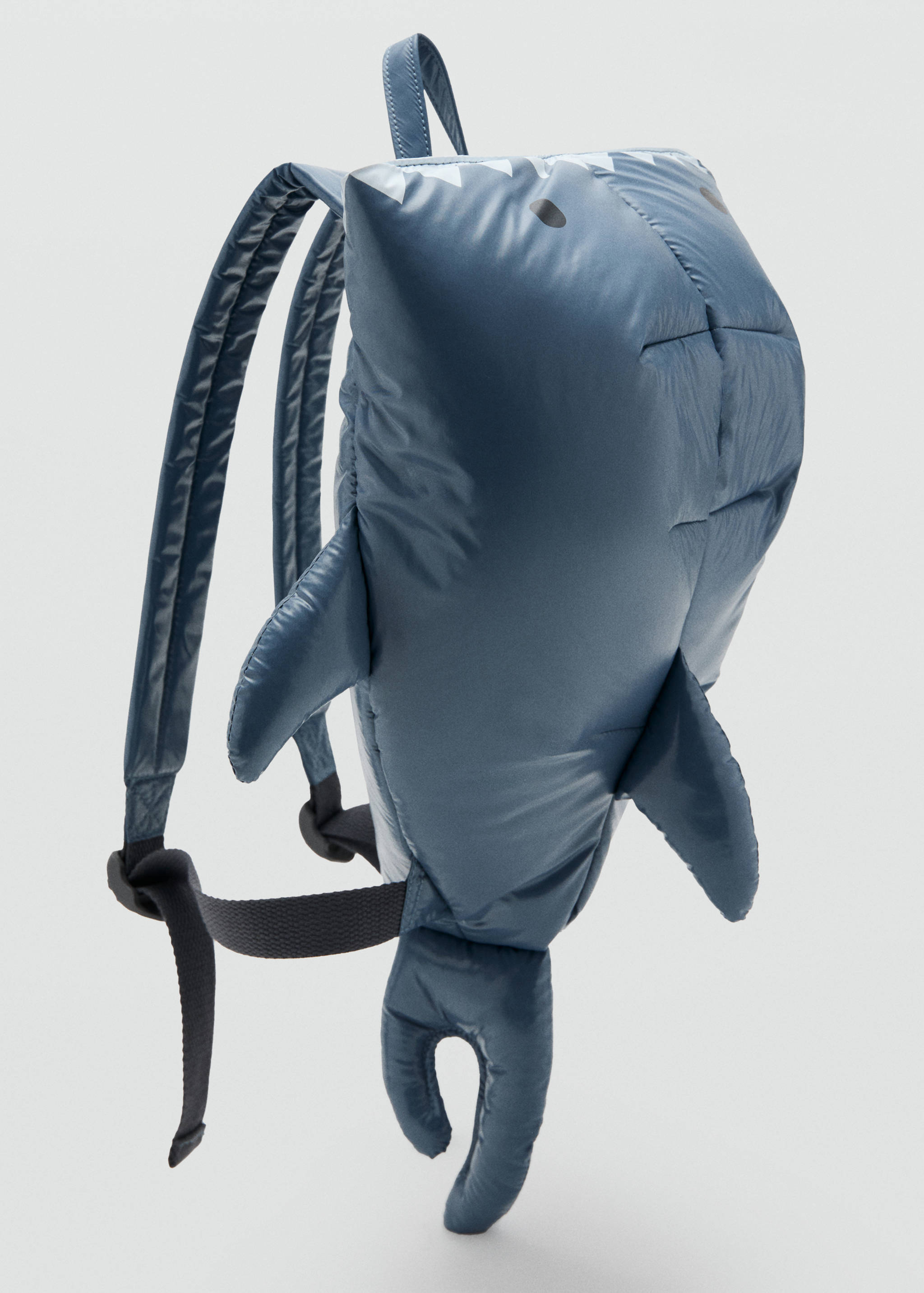 Mochila tiburón - Plano medio