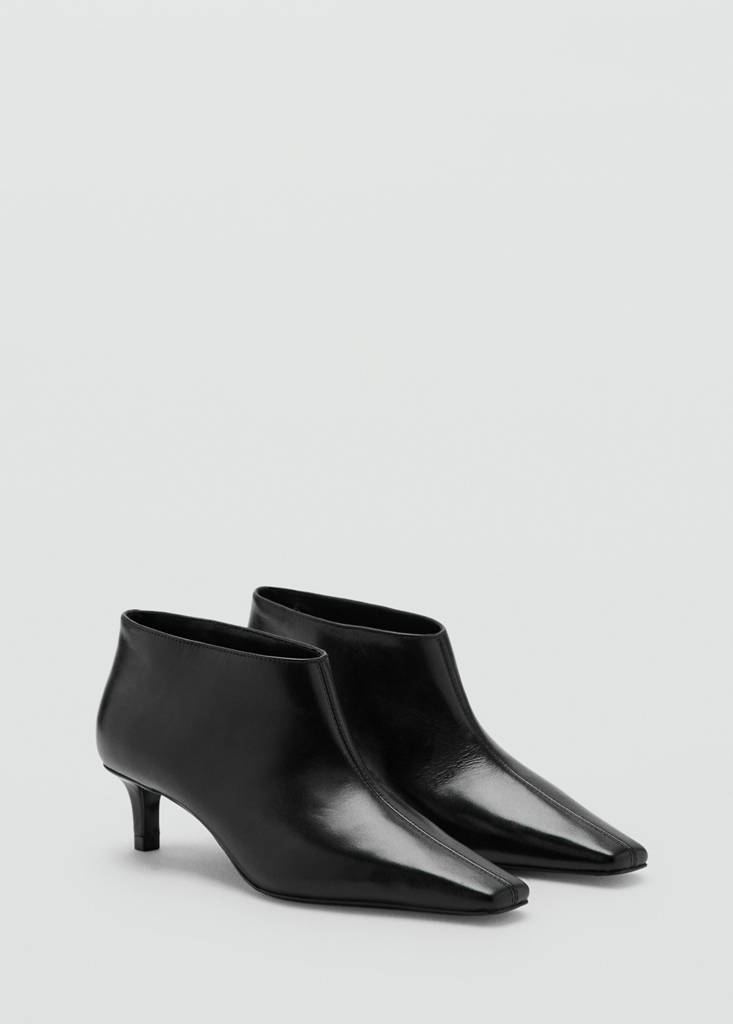 Leather boots with kitten heels — Black