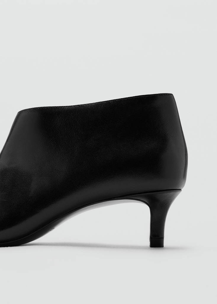 Leather boots with kitten heels — Black