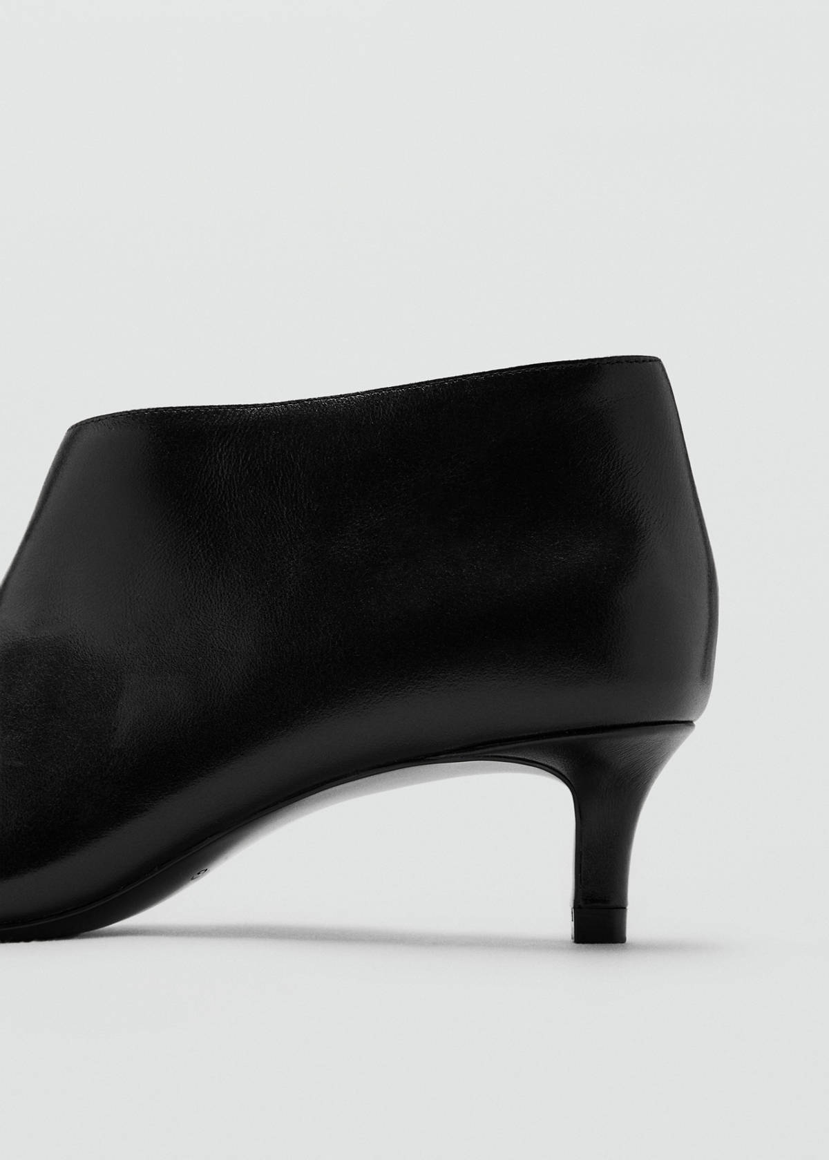 Leather boots with kitten heels — Black