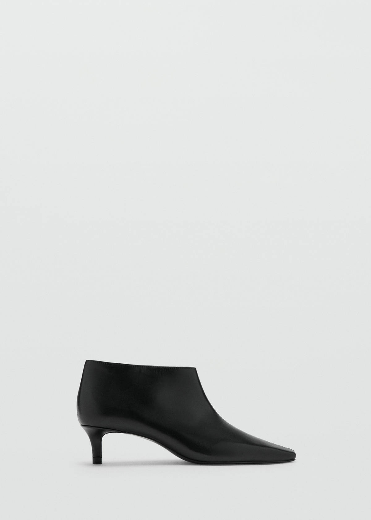 Leather boots with kitten heels — Black