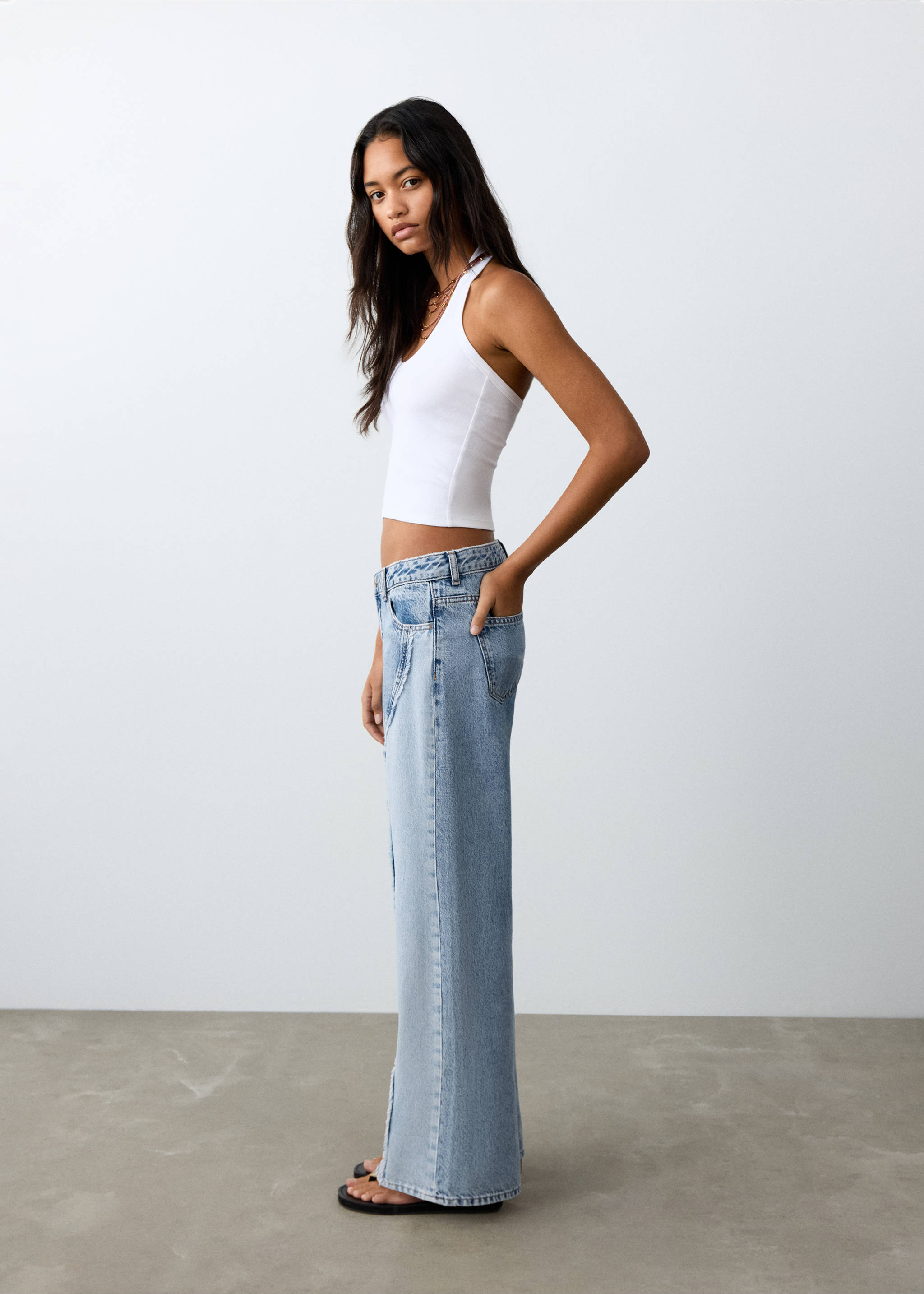 Calças de ganga com cintura baixa com contraste - Plano médio, Azul-médio. Ref: 27085964-00.