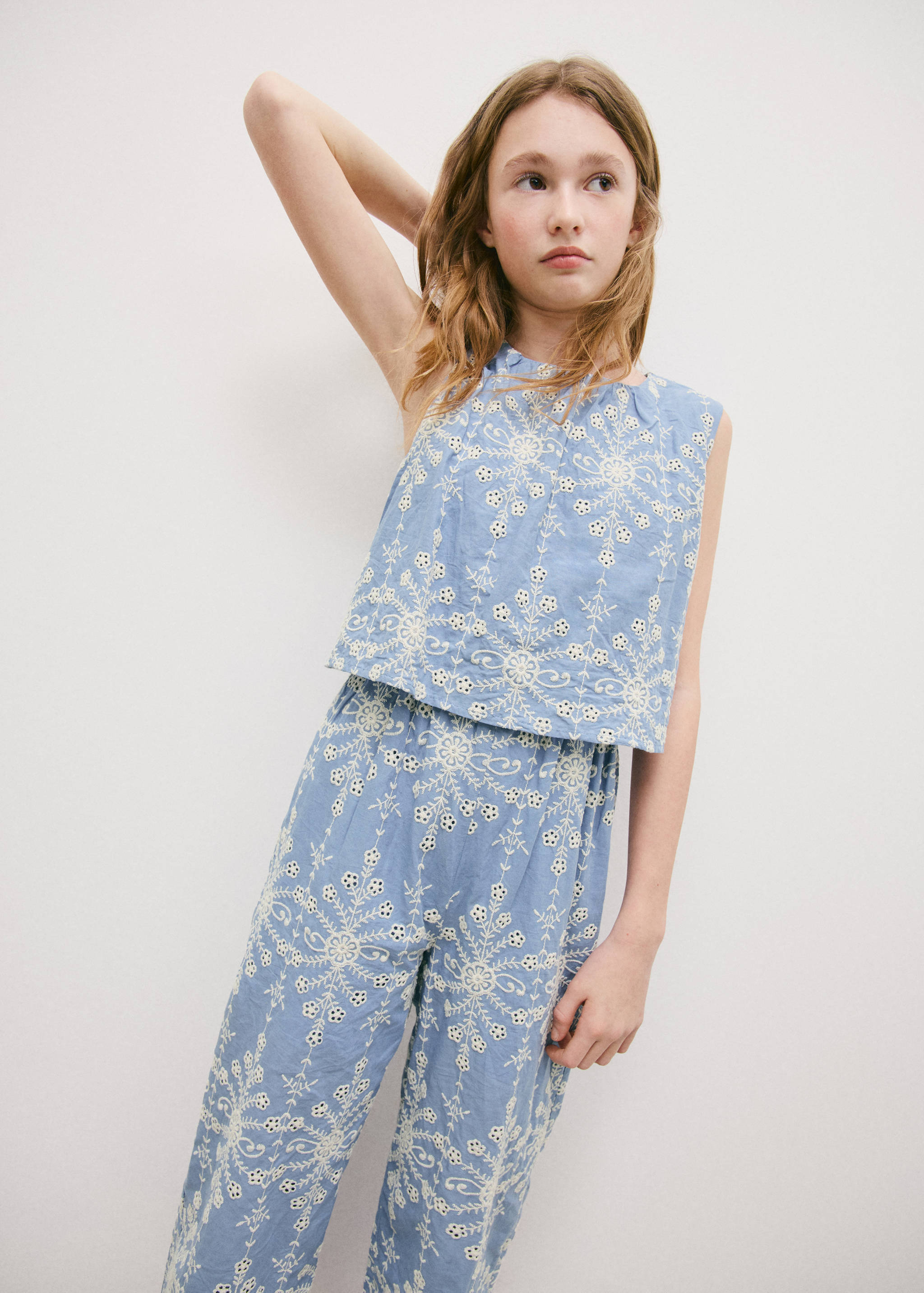 Mono largo bordado - Plano general