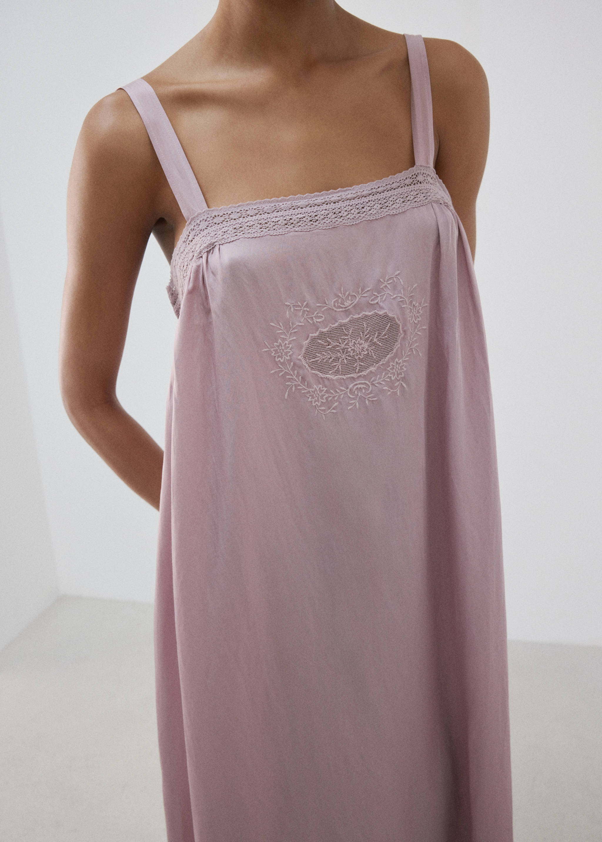 Chemise de nuit détails ajourés - Plan moyen