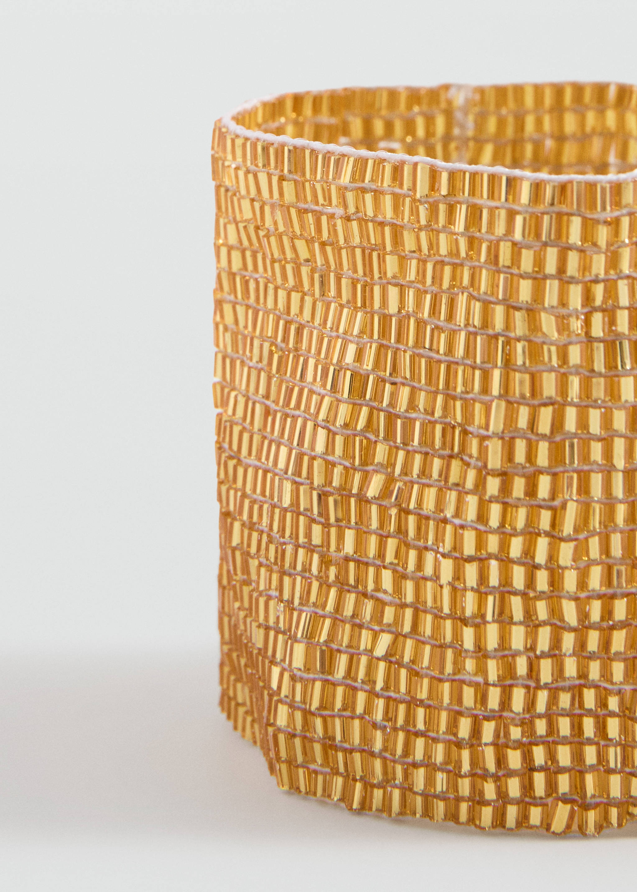 Браслет с бусинами и камнями - Средний план