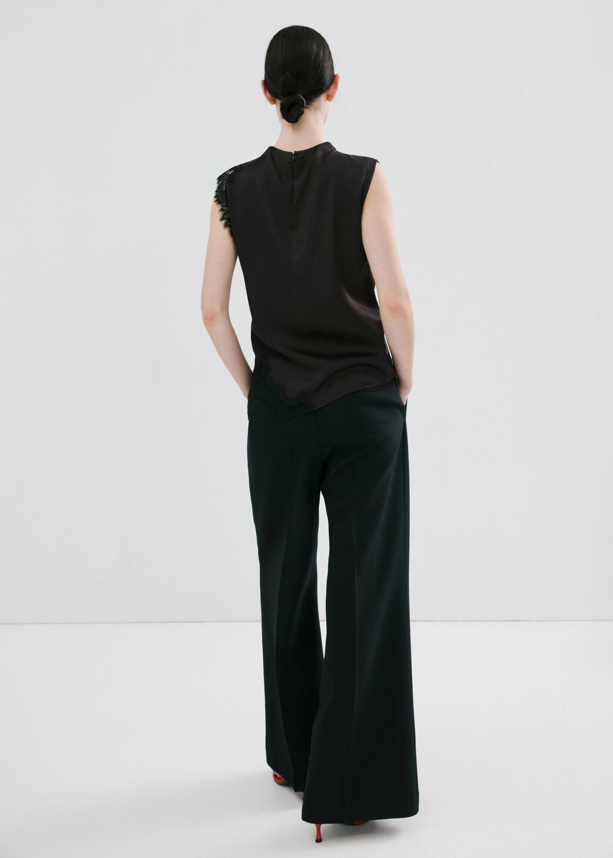 Lace trim top - Reverse of the article