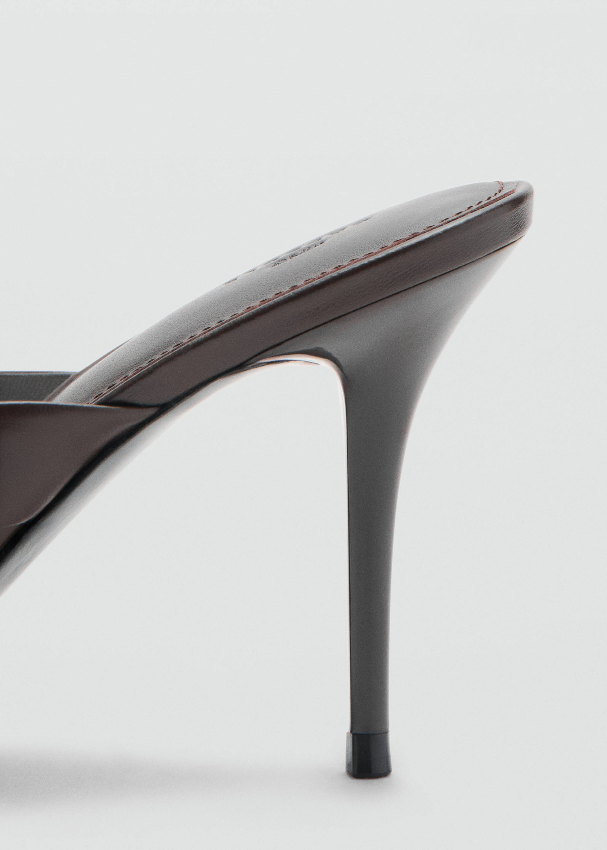 Sandália de pele com tiras e salto - Pormenor do artigo 2