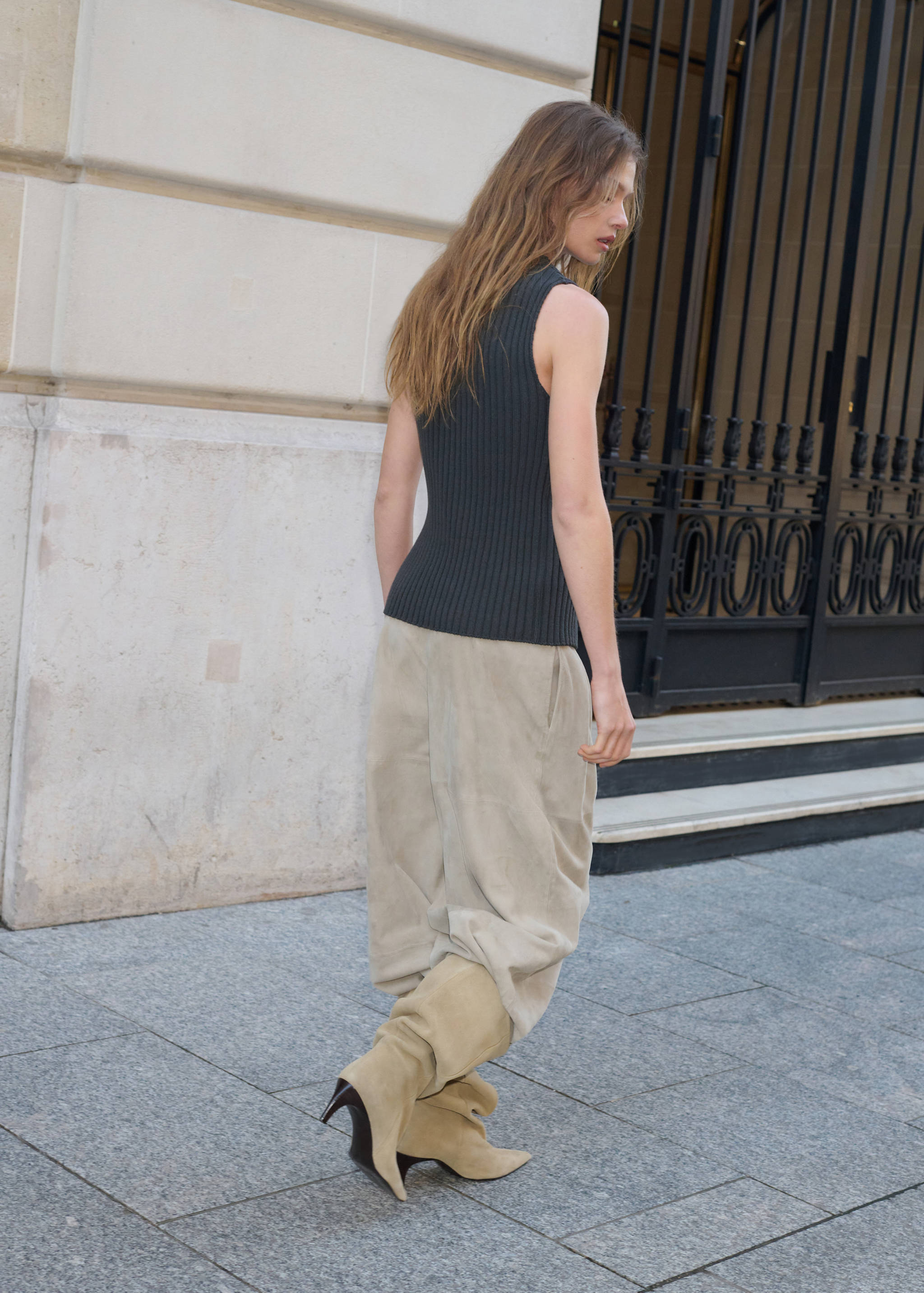 Pantalon bouffant en daim avec détails de pinces - Verso de l’article