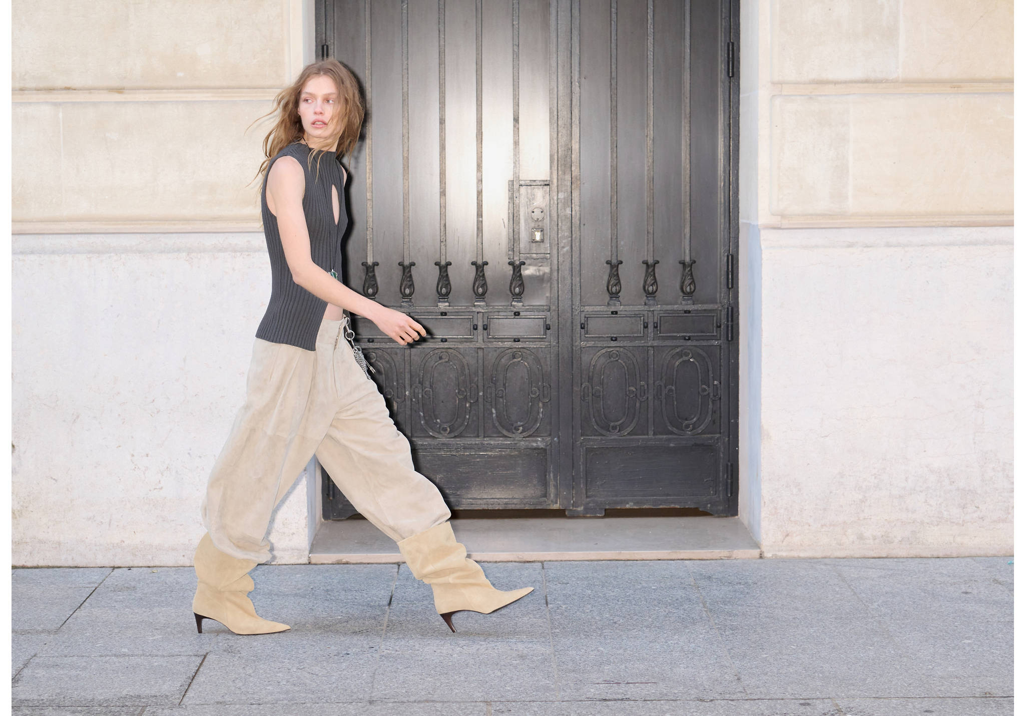 Pantalon bouffant en daim avec détails de pinces - Plan panoramique