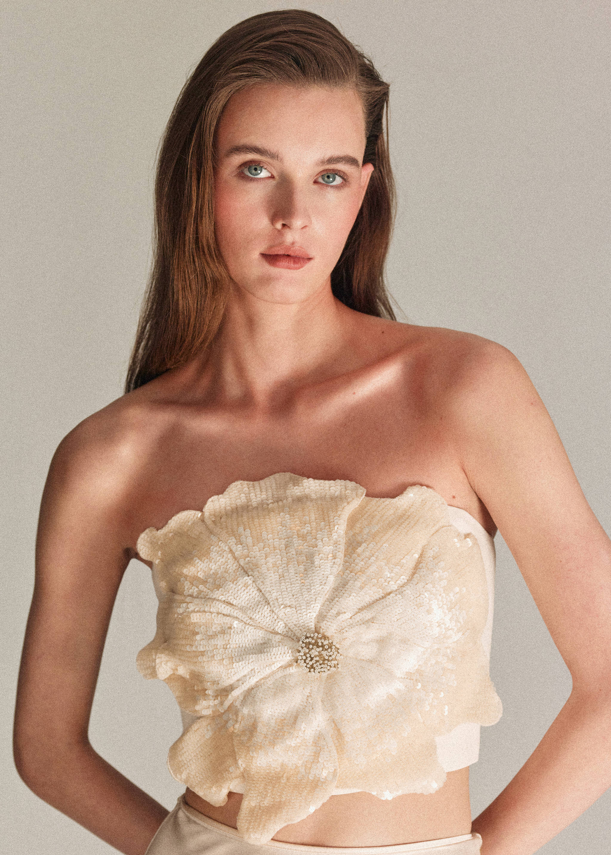 Top bandeau z dużą aplikacją w formie kwiatu - Plan średni, Złamana biel. Ref: 27086339-00.