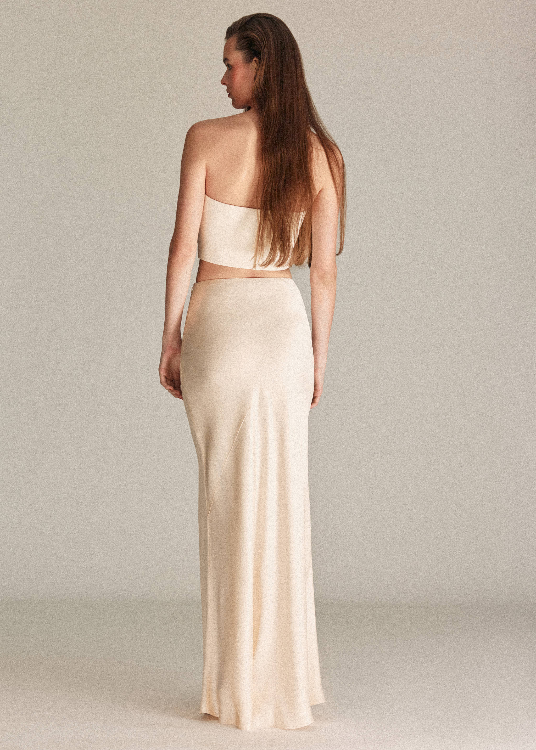 Top bandeau z dużą aplikacją w formie kwiatu - Tylna strona artykułu, Złamana biel. Ref: 27086339-00.