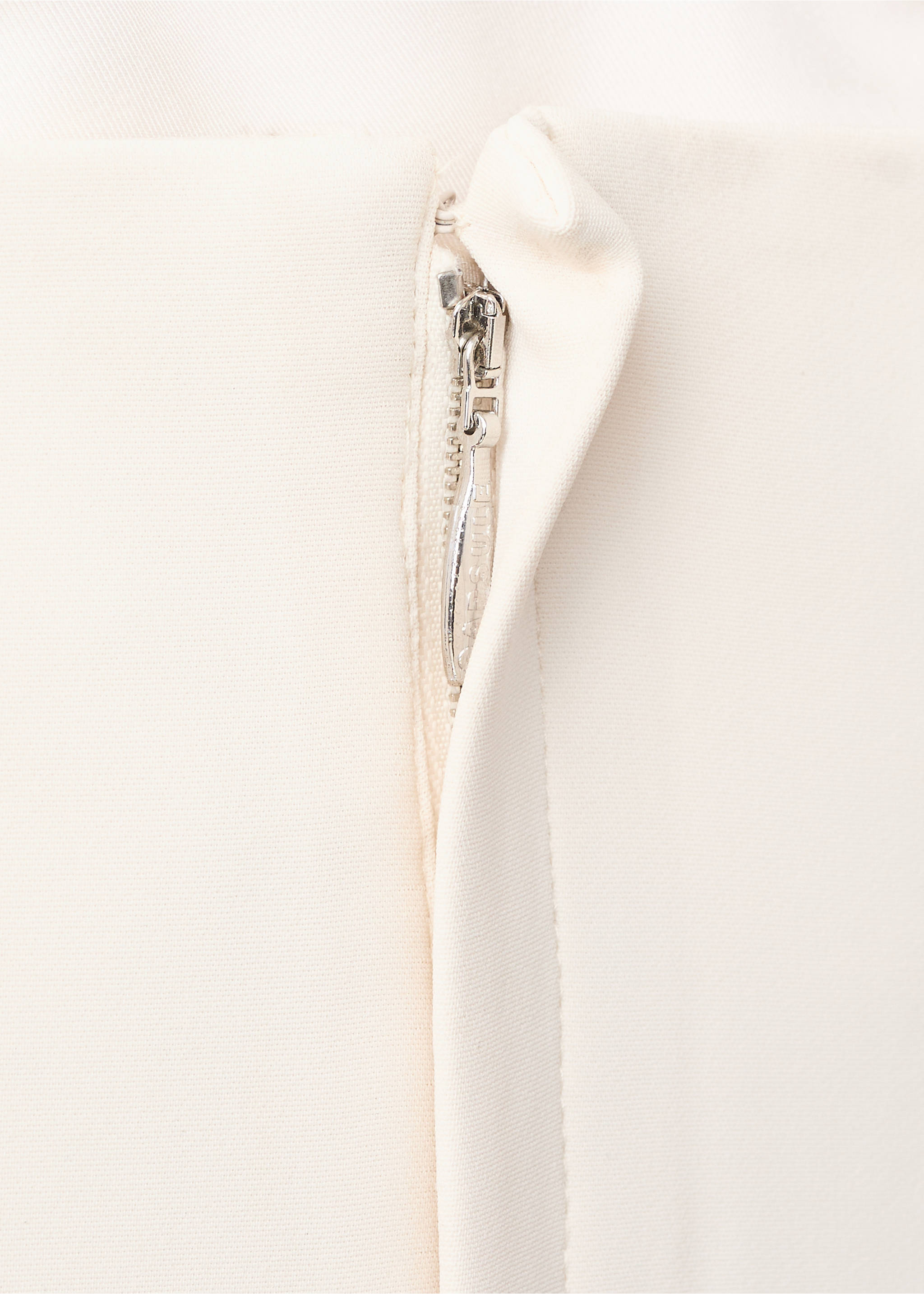 Top bandeau z dużą aplikacją w formie kwiatu - Szczegóły artykułu 8, Złamana biel. Ref: 27086339-00.