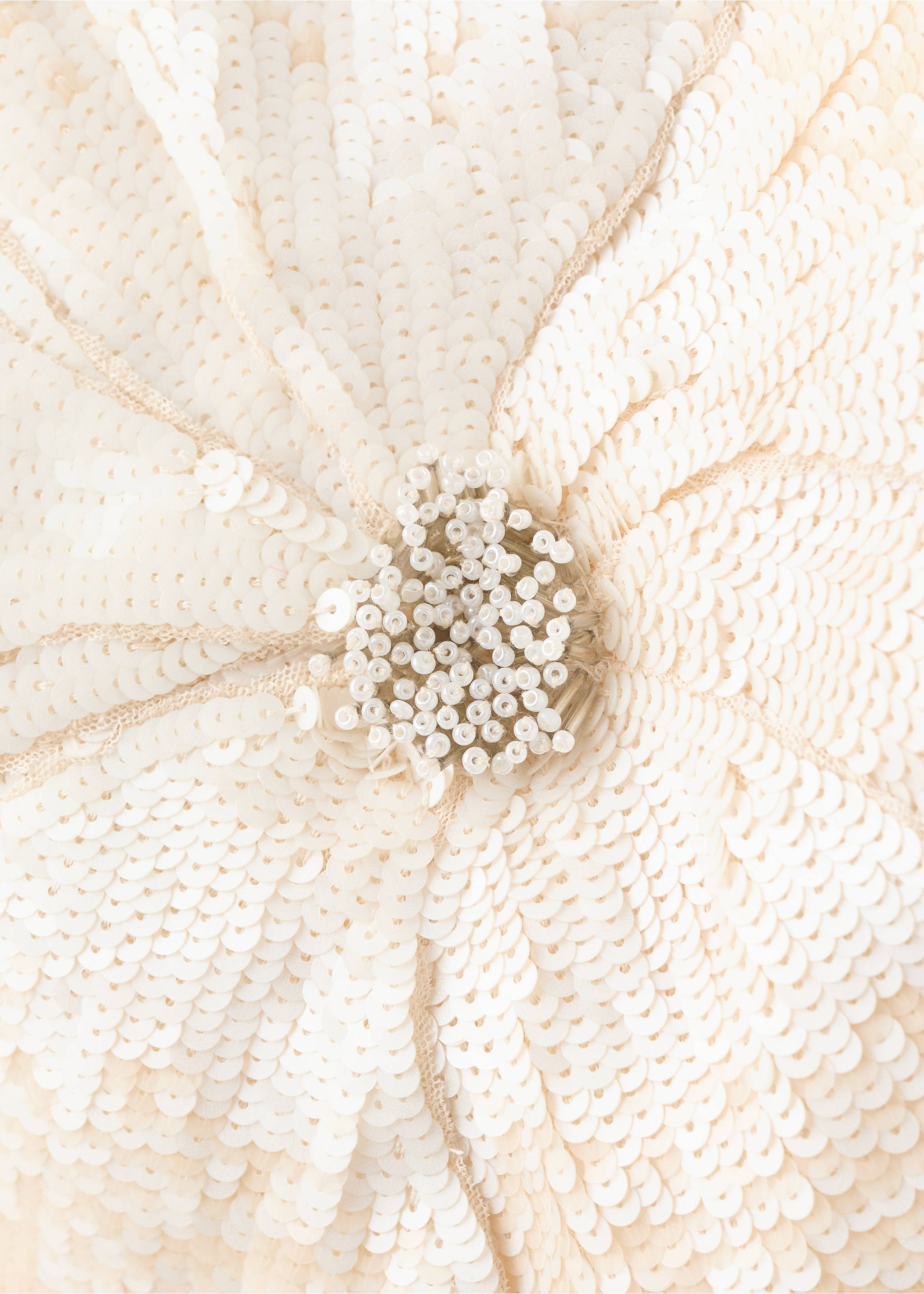 Top bandeau z dużą aplikacją w formie kwiatu - Szczegóły artykułu 0, Złamana biel. Ref: 27086339-00.