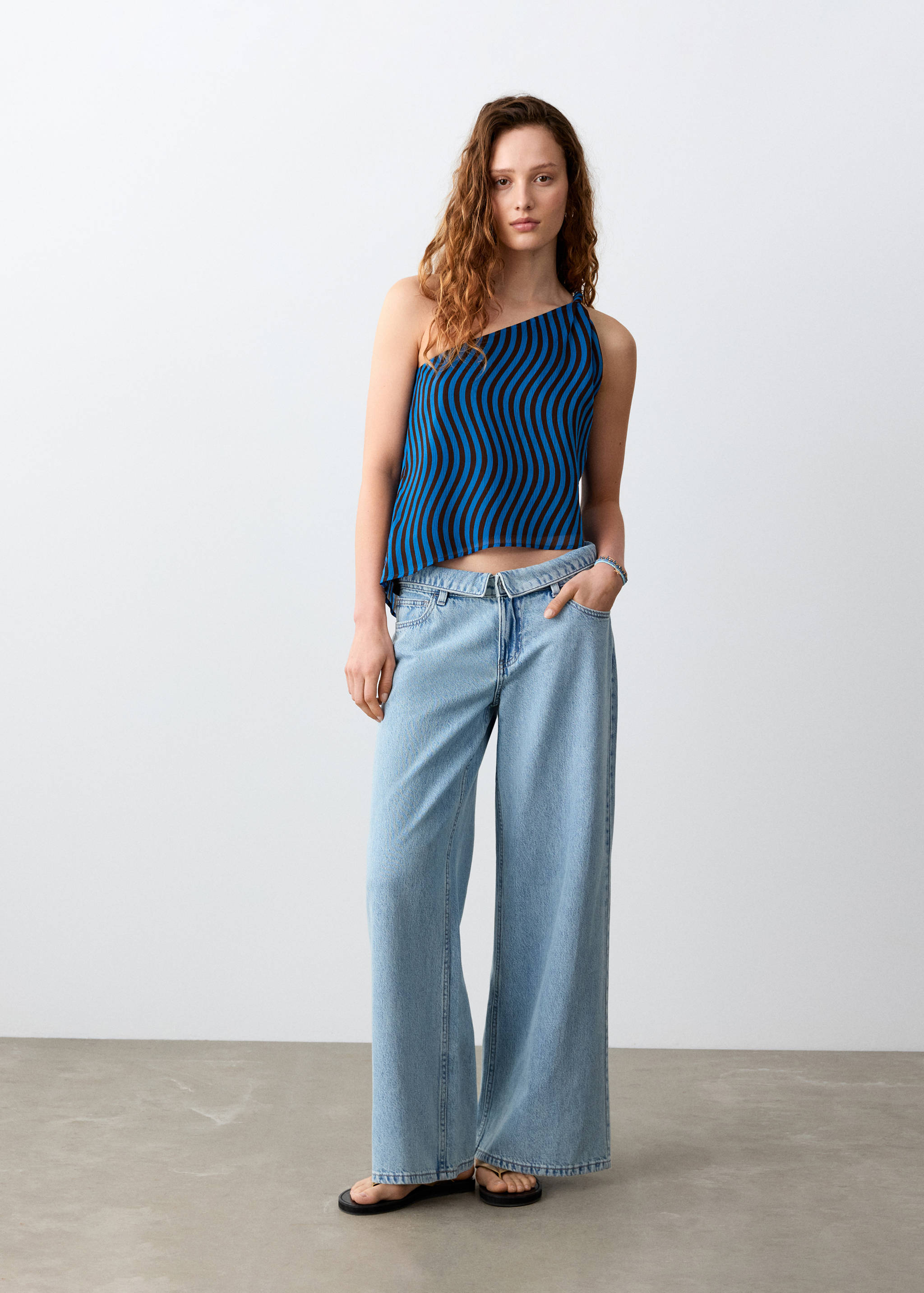 Asymmetric blouse with wave pattern - General plane