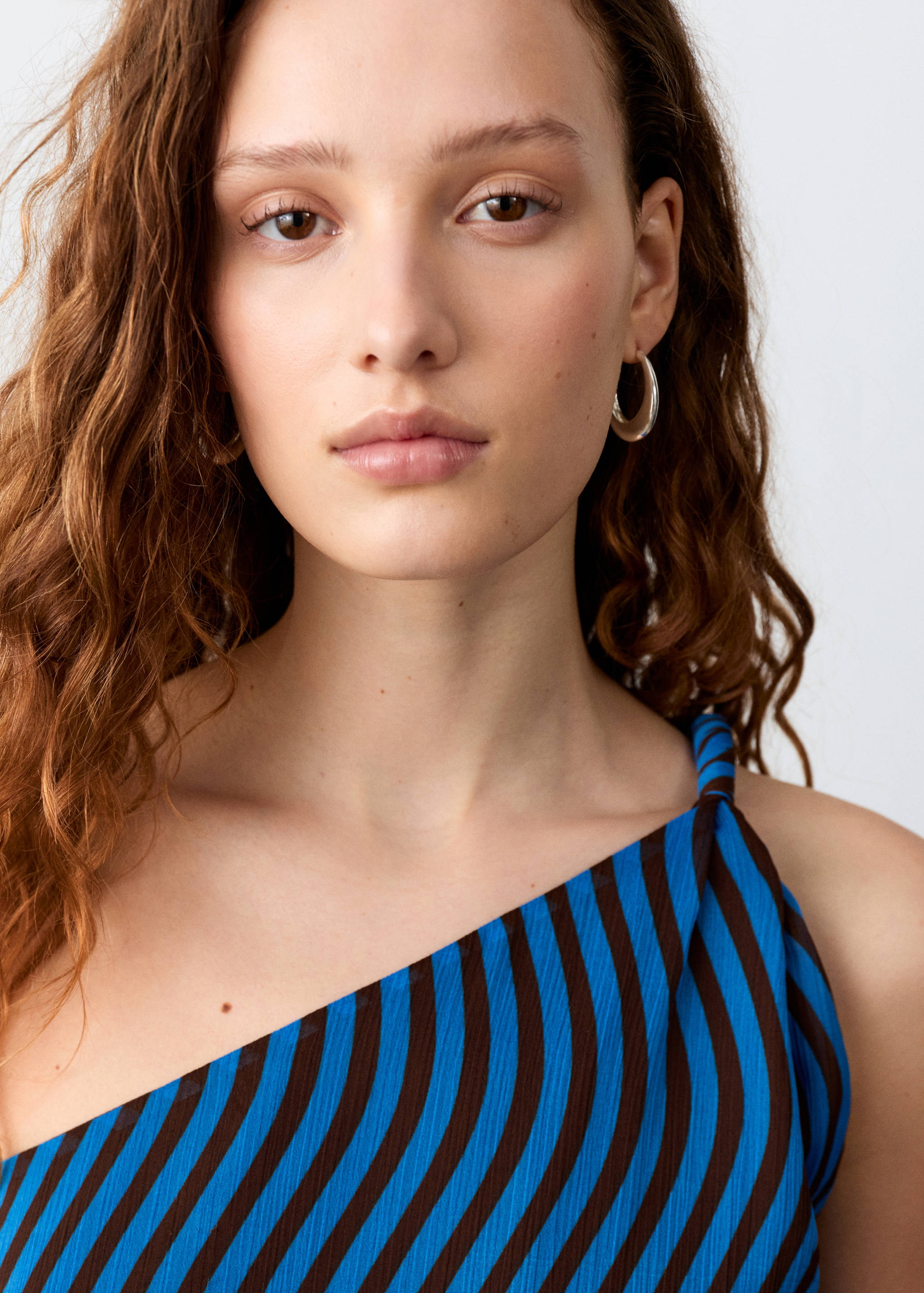 Asymmetric blouse with wave pattern - Details of the article 1