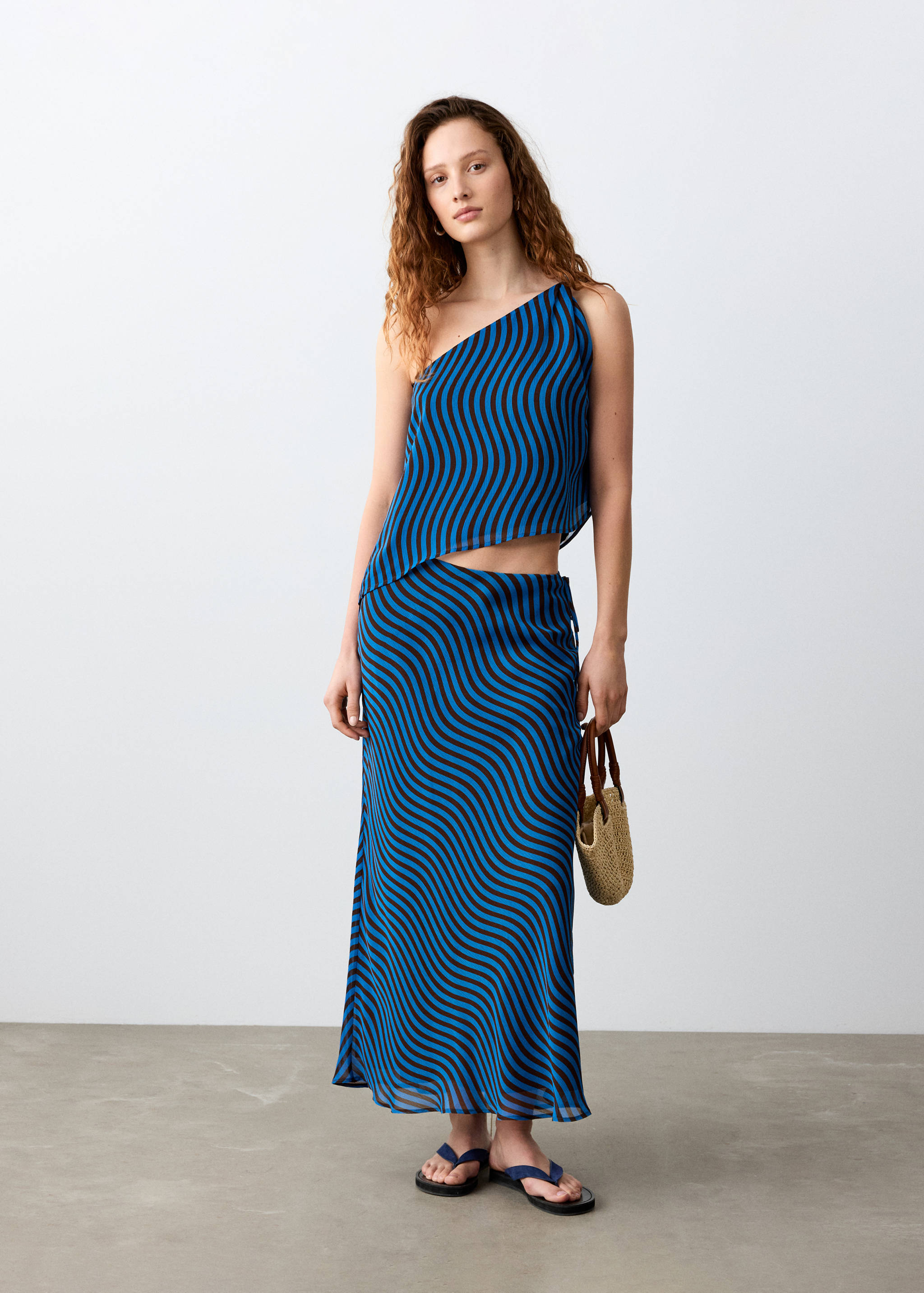 Asymmetric blouse with wave pattern - Details of the article 2