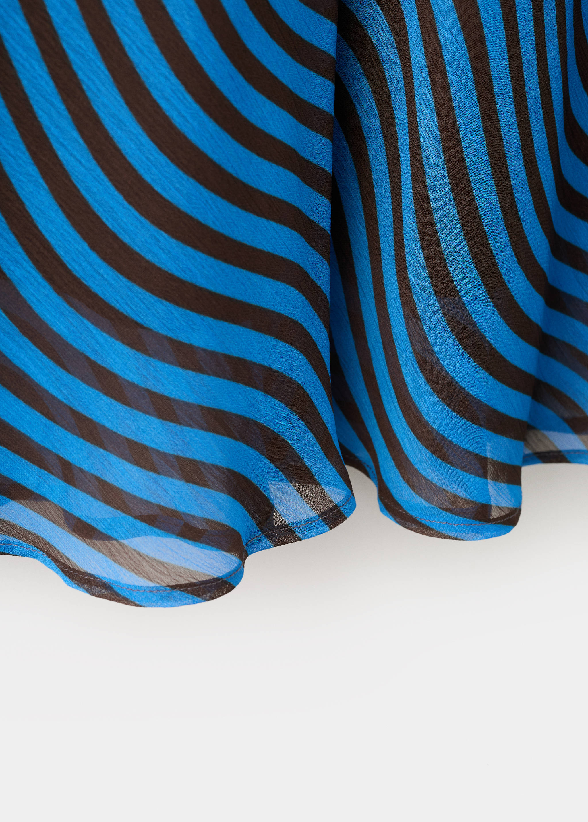 Asymmetric blouse with wave pattern - Details of the article 8