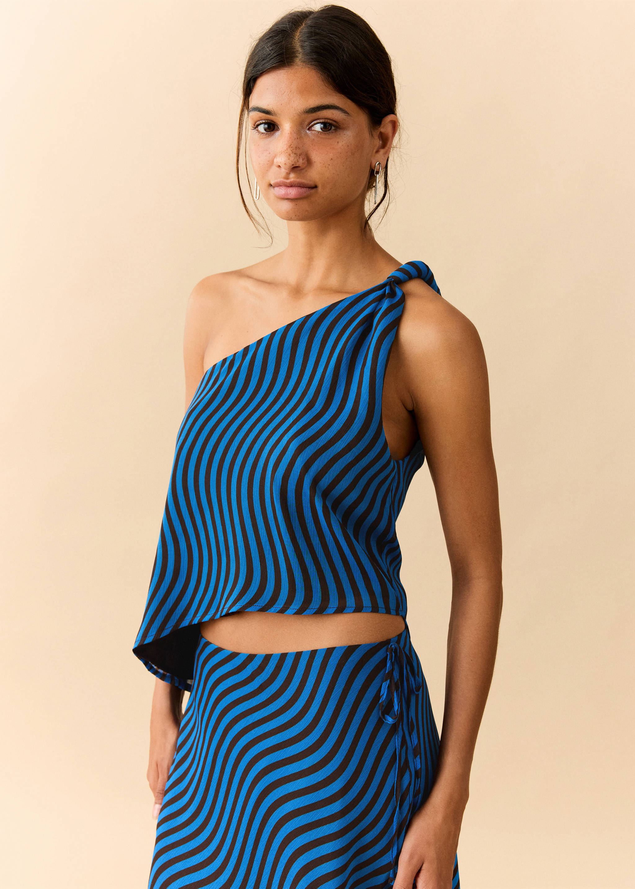 Asymmetric blouse with wave pattern - Medium plane