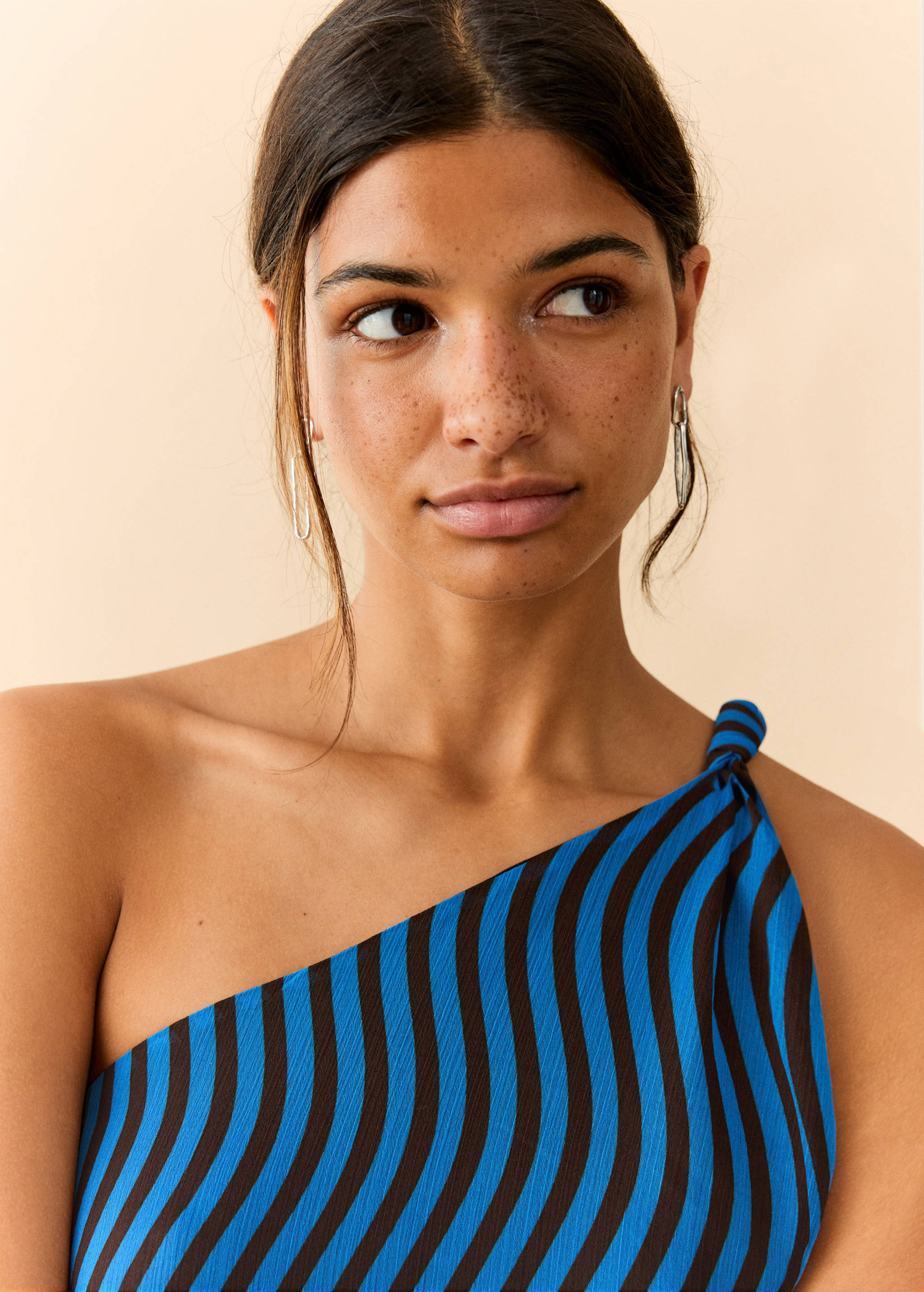 Asymmetric blouse with wave pattern - Details of the article 1