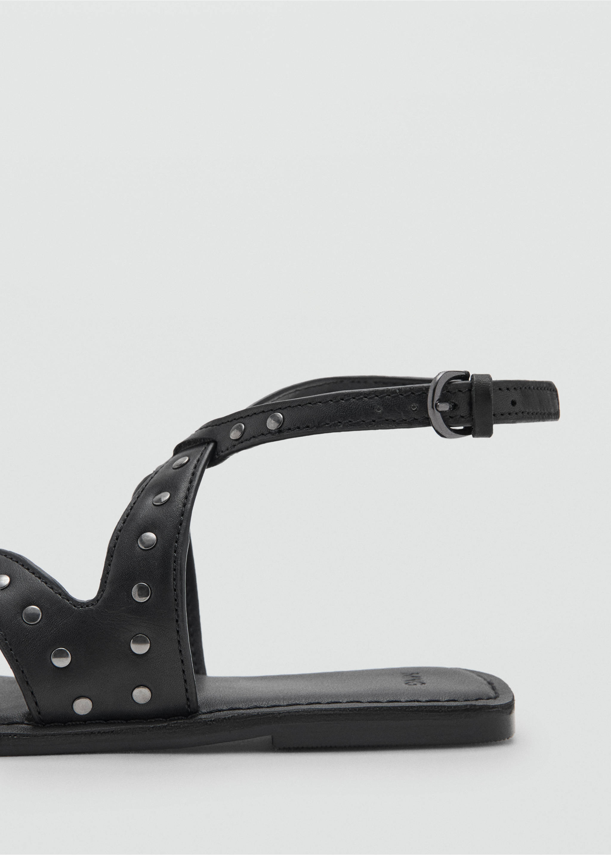 صندل جلدي بمسامير - تفاصيل المنتج 1, أسود. Ref: 27087135-00.