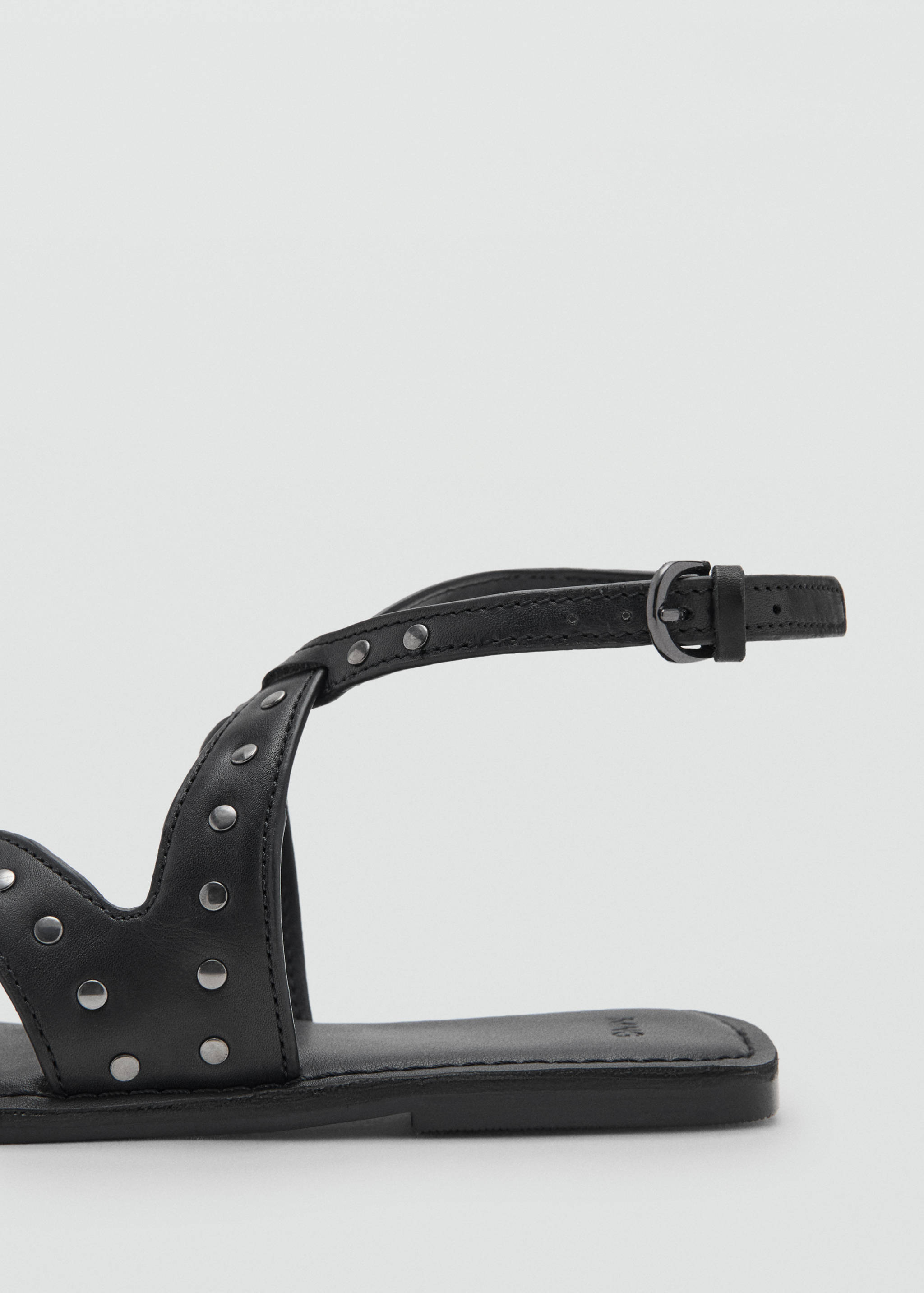 صندل جلدي بمسامير - تفاصيل المنتج 1