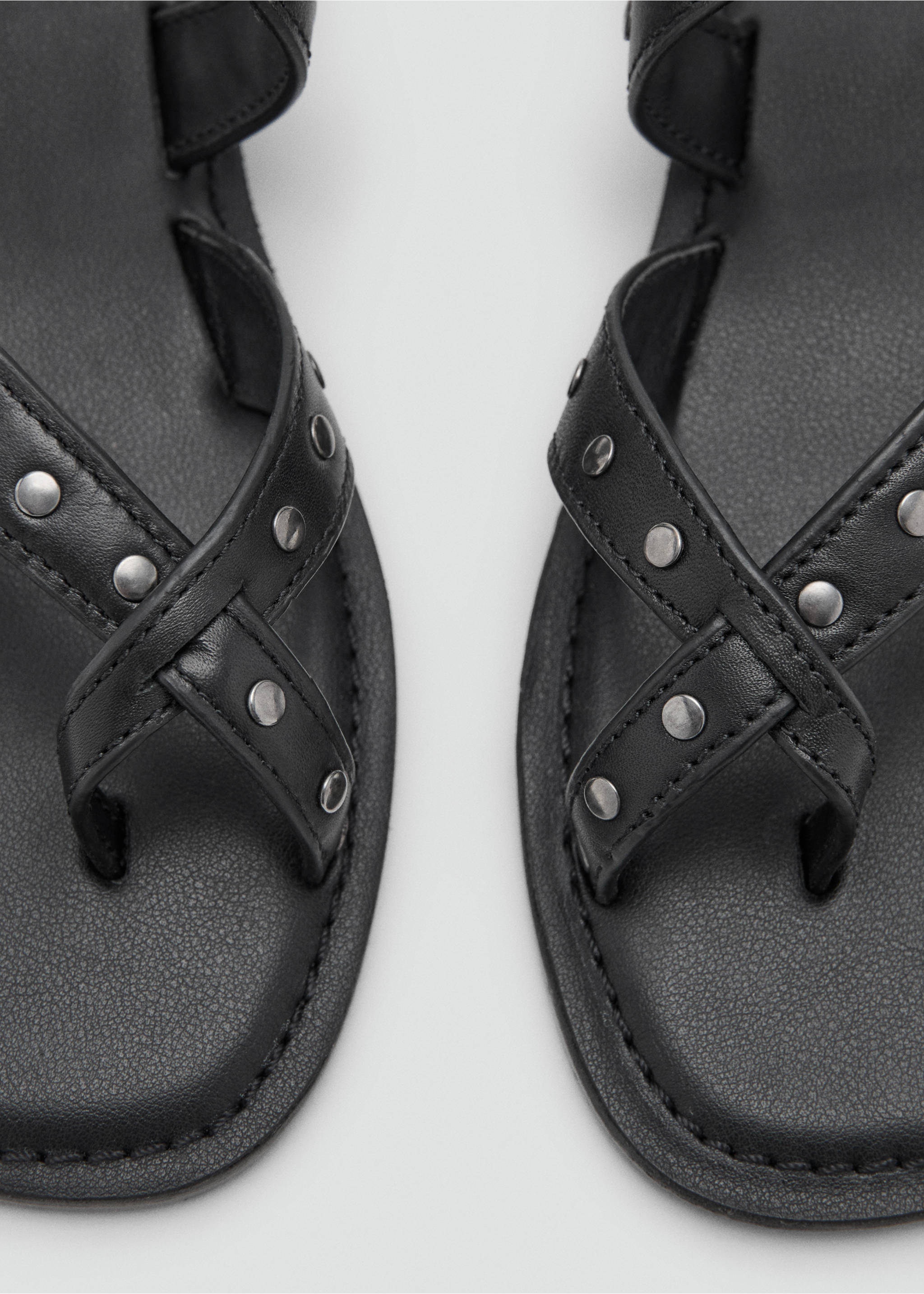 صندل جلدي بمسامير - تفاصيل المنتج 2, أسود. Ref: 27087135-00.